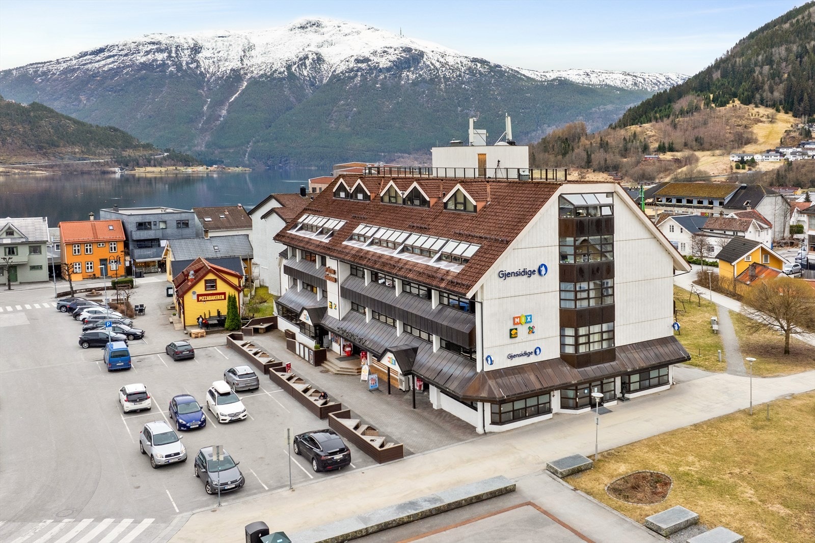 Bygget var tidlegare eit hotell som vart renovert og omgjort til leilegheiter i 2007 med nye overflater og endra planløysing. Galleribilde