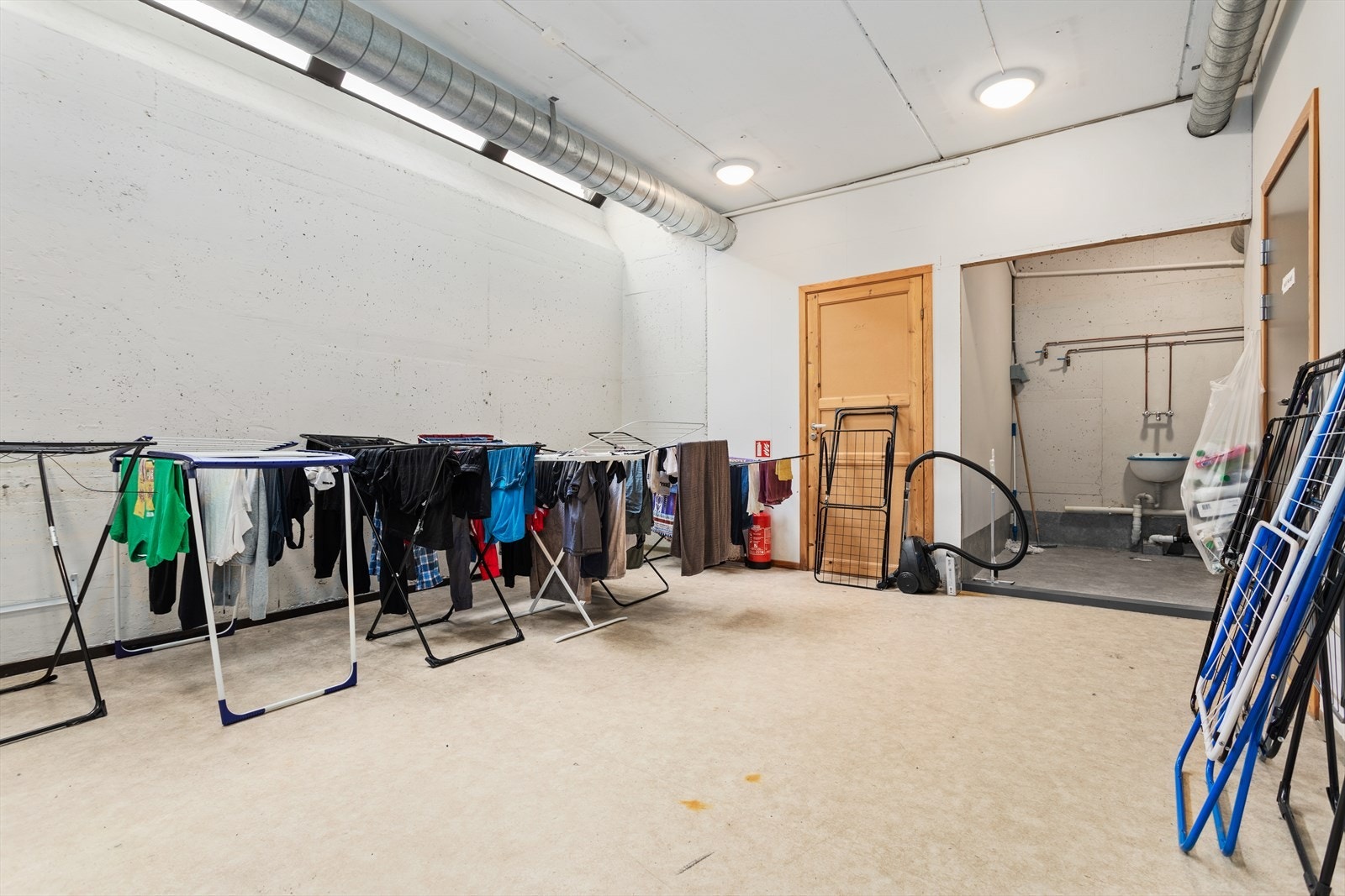Felles vaskerom i kjellar for alle seksjonane. Men leilegheita har plass til eigen vaskemaskin på badet. Galleribilde