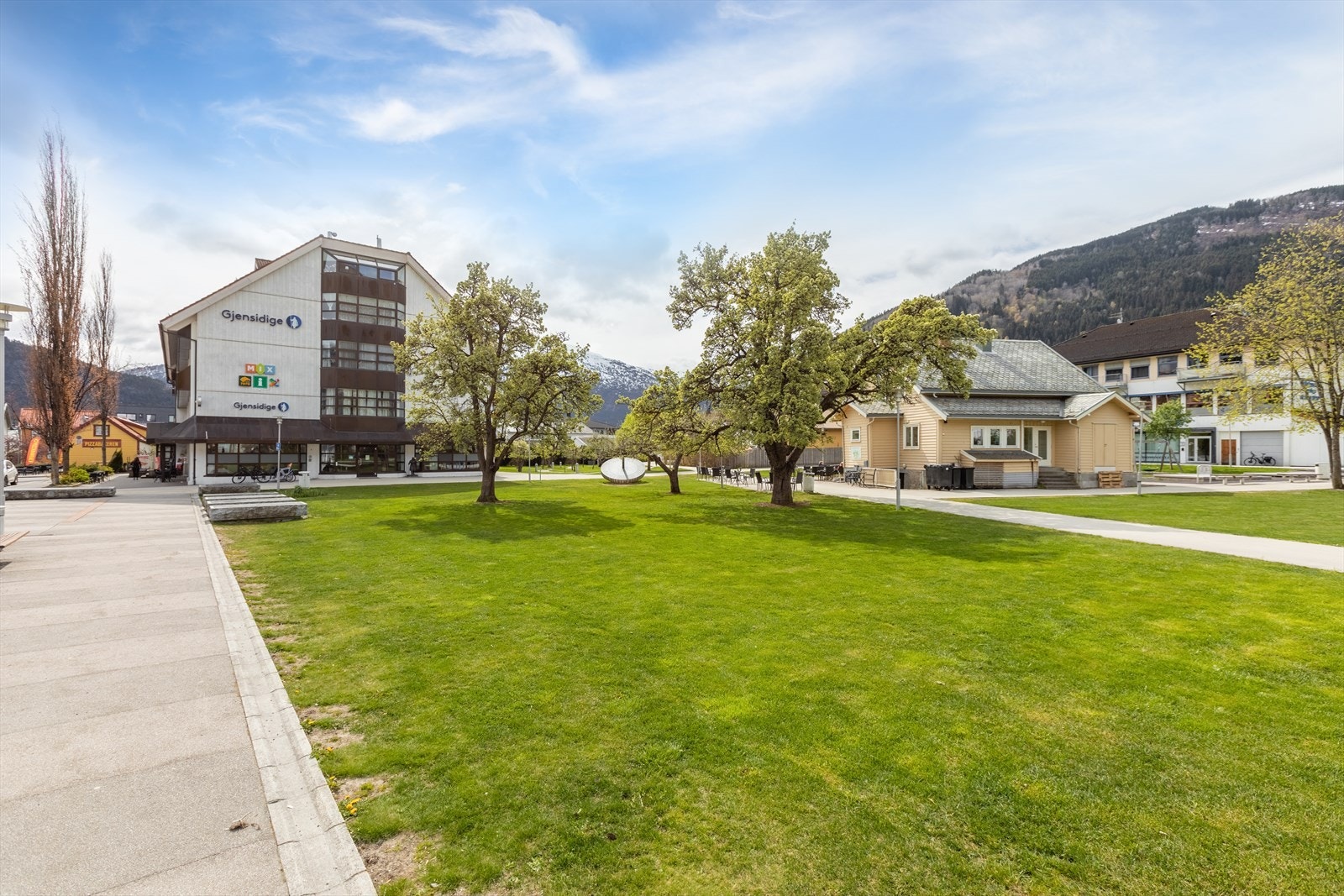 I Sogndal sentrum har du det meste av butikkar og servicetilbod. Bl.a. Sogningen storsenter med over 50 butikkar. I smågatene nedanfor storsenteret finn du og kafé, restaurant, pub og kulturhus med kino. Galleribilde