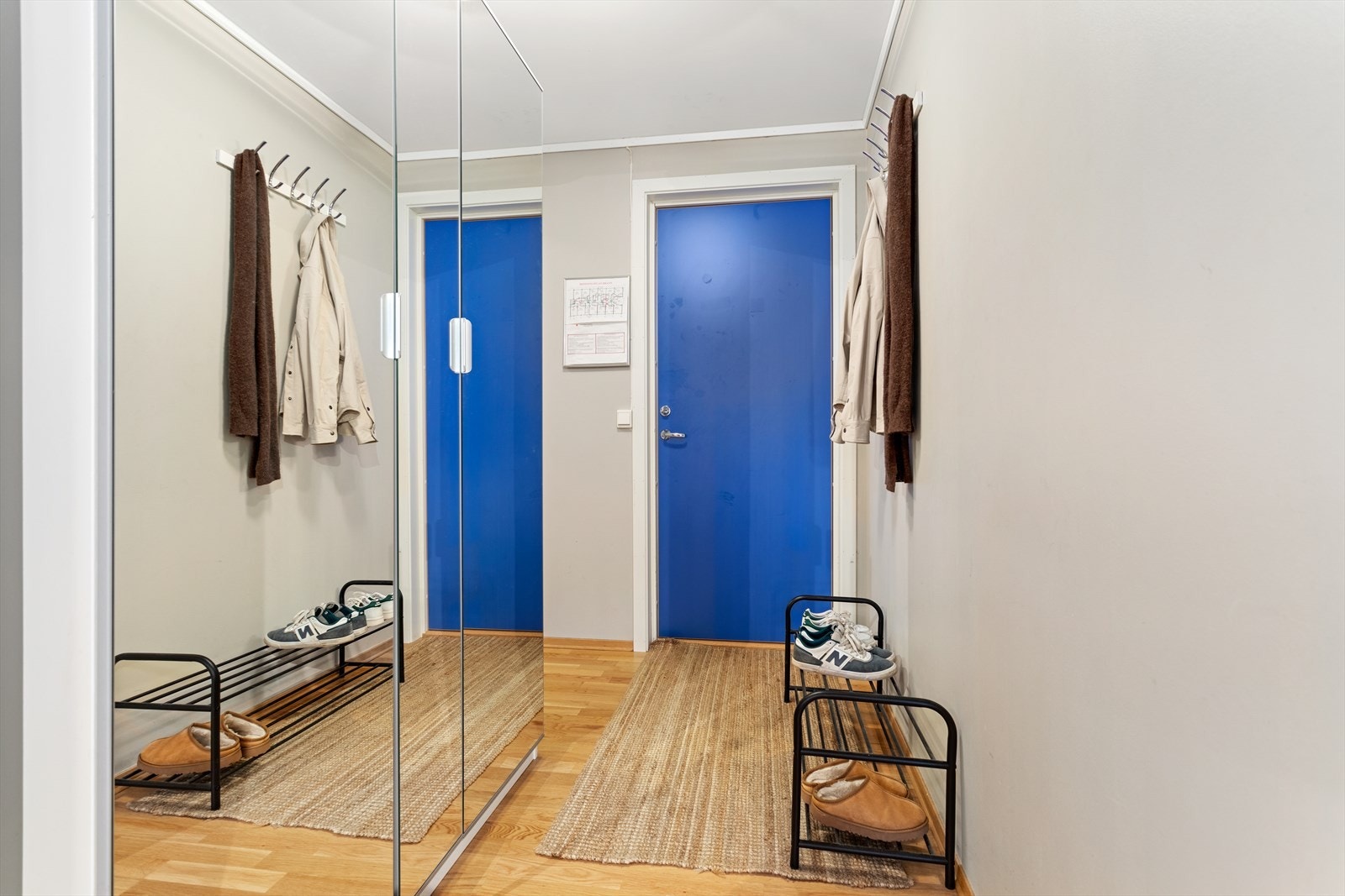Entré med plass til sko, og oppheng av ytterklede. Her er det også montert romsleg skyvedørsgarderobe med spegel i front god oppbevearingsplass. Galleribilde
