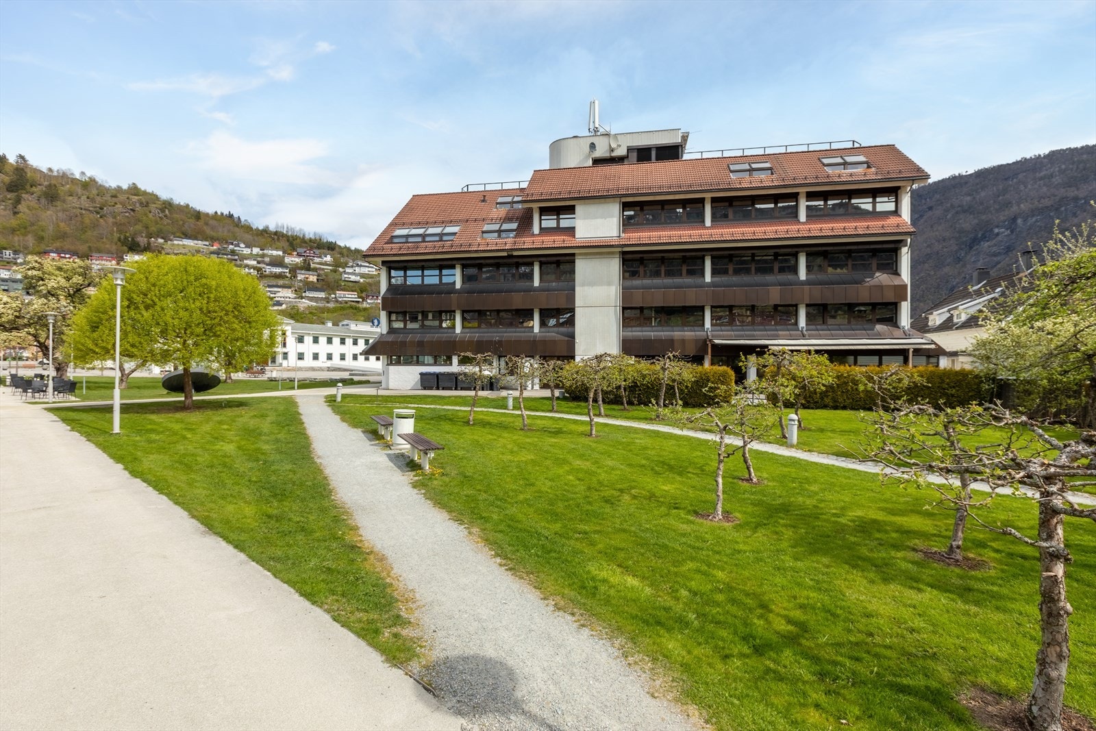 Her bur du i umiddelbar nærheit til kafe, restaurant, butikksenter og HVL Galleribilde