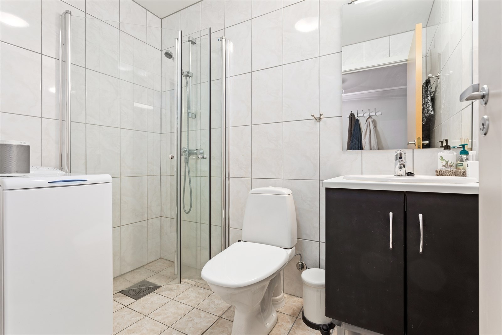Badet har flis og elektriske varmekablar i golv, og flis på veggar. Det er opplegg for vaskemaskin Galleribilde