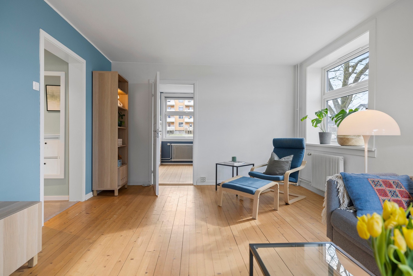 Stuen er av god størrelse med plass til både spisebord og sofa med tilhørende møblement Galleribilde