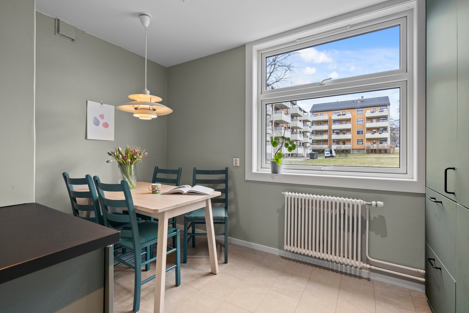 Kjøkkenet er av god størrelse med plass til spisebord Galleribilde