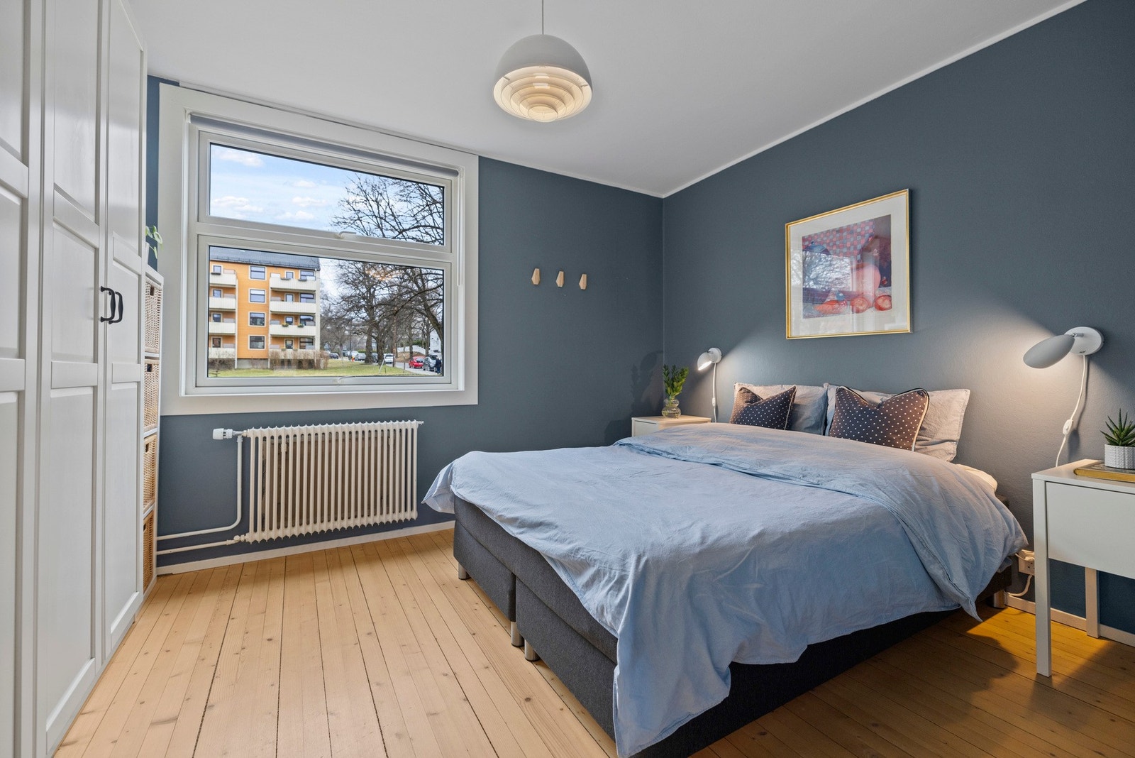 Hovedsoverom med adkomst fra stue hvor det er god plass til dobbeltseng og nattbord Galleribilde