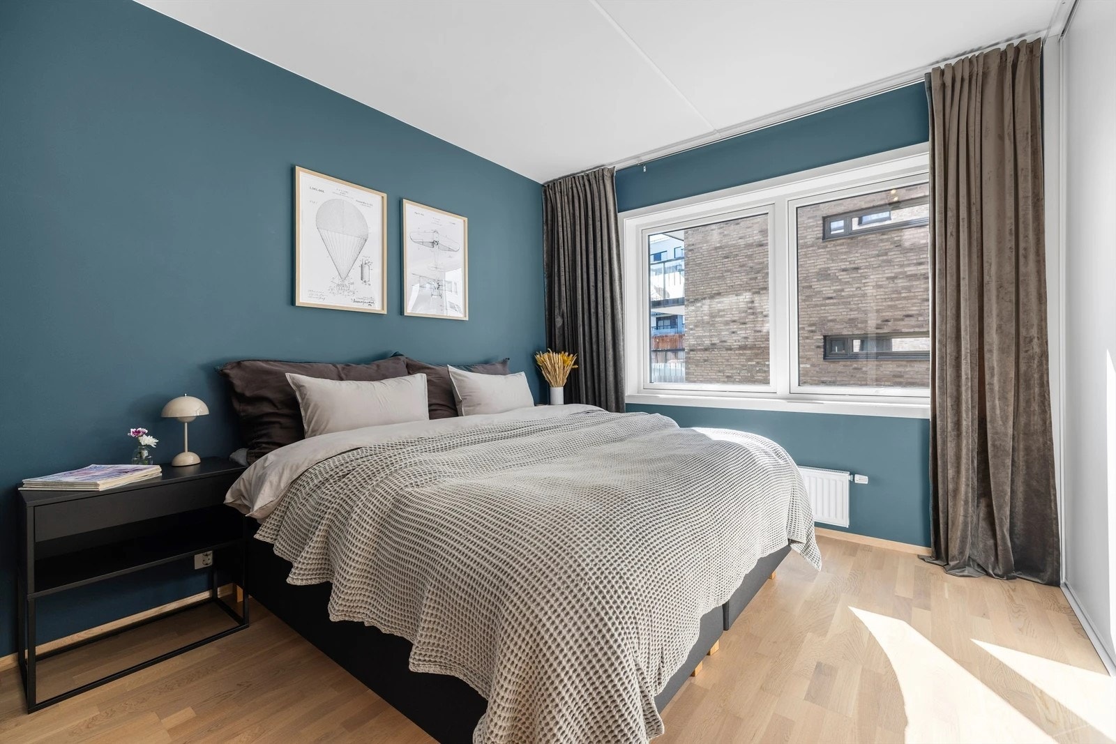 Leiligheten består av totalt tre soverom. Hovedsoverom med skyvedørsgarderobe og tilgang til bad. Galleribilde