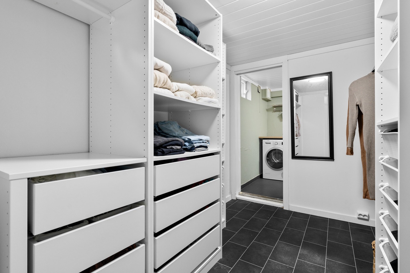 Fra gangen er det tilgang til boligens innvendige boder/garderobe. Her er det god plass til oppbevaring. Galleribilde