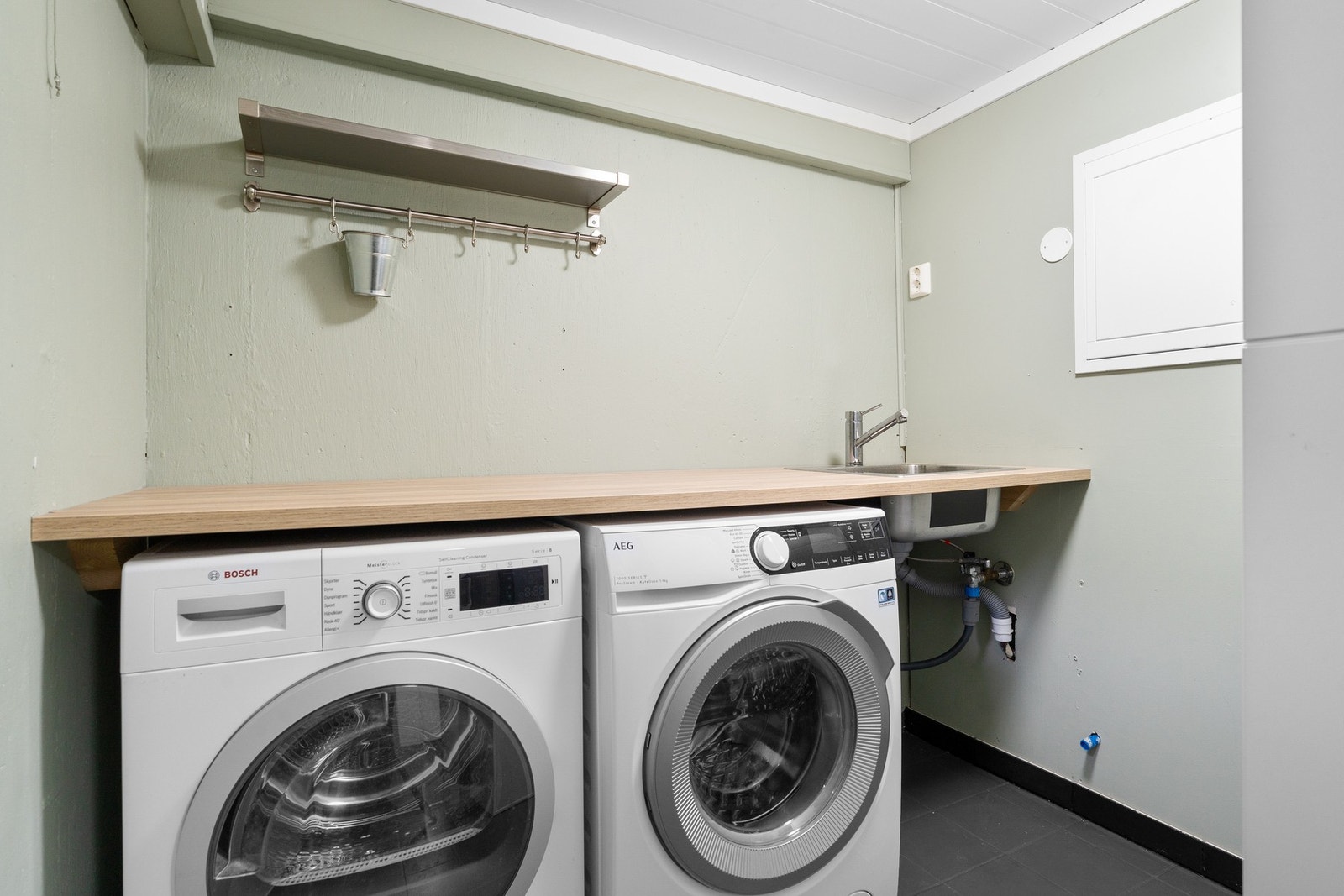 ..samt vaskerom med praktisk arbeidsbenk og opplegg til vaskemaskin og tørketrommel. Galleribilde