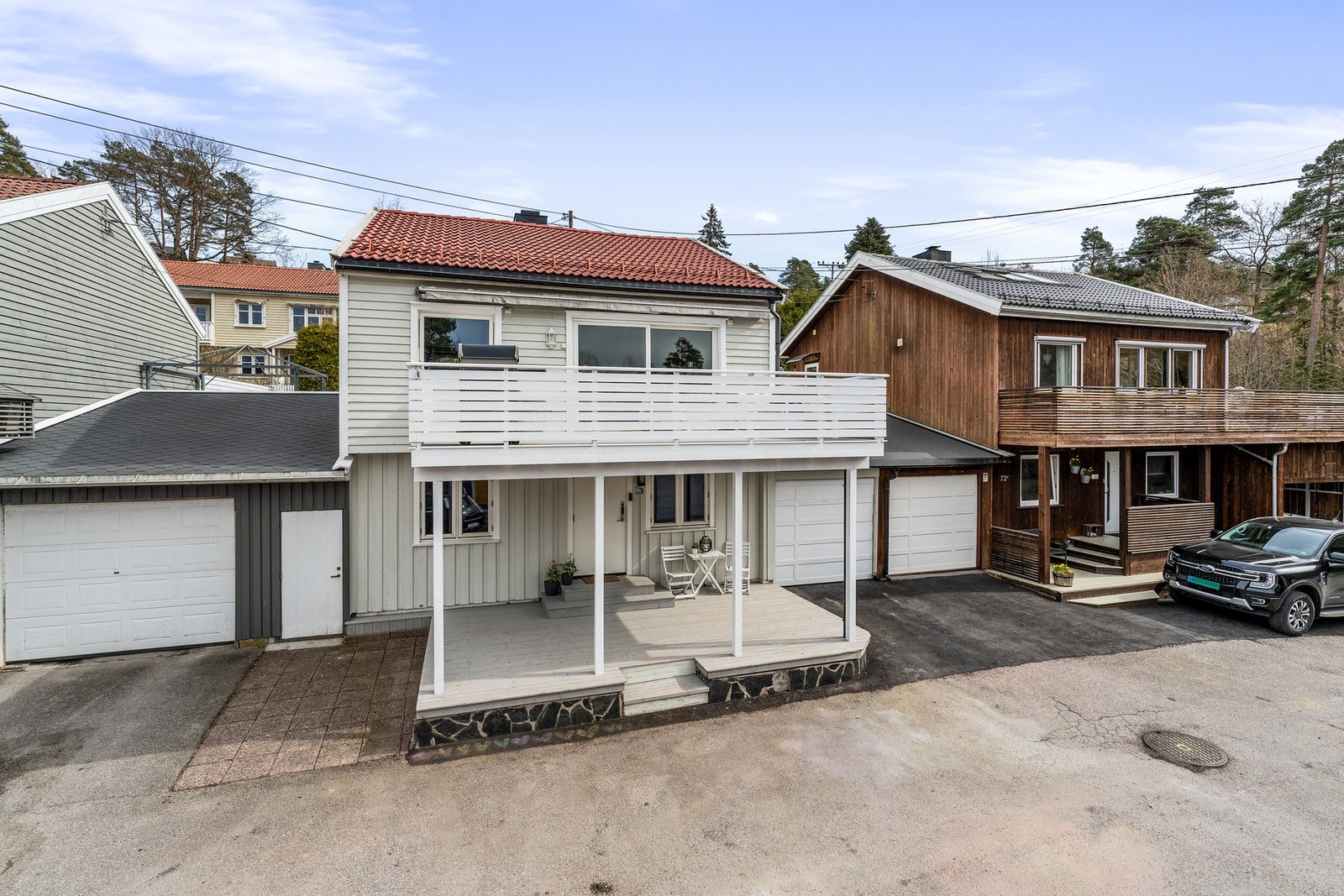 Innholdsrik og meget velholdt kjedet enebolig beliggende i et meget populært og attraktivt område på Søm! Galleribilde