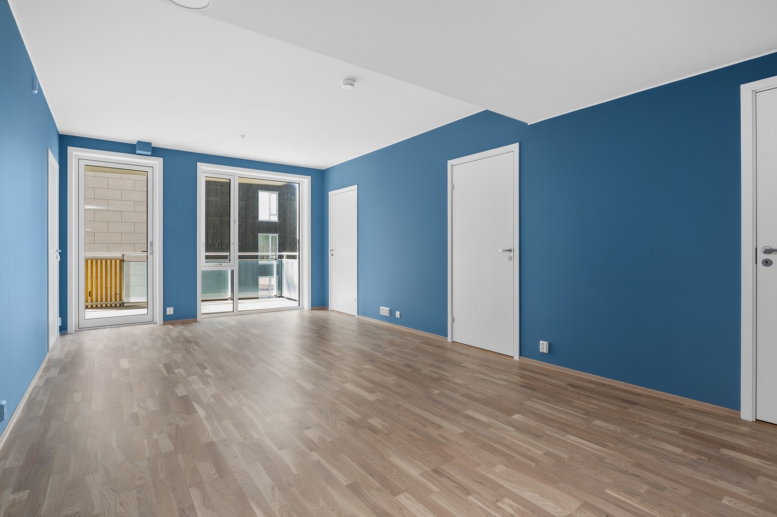 Leiligheten byr på en romslig stue-/kjøkkenløsning på 28 kvm. Galleribilde