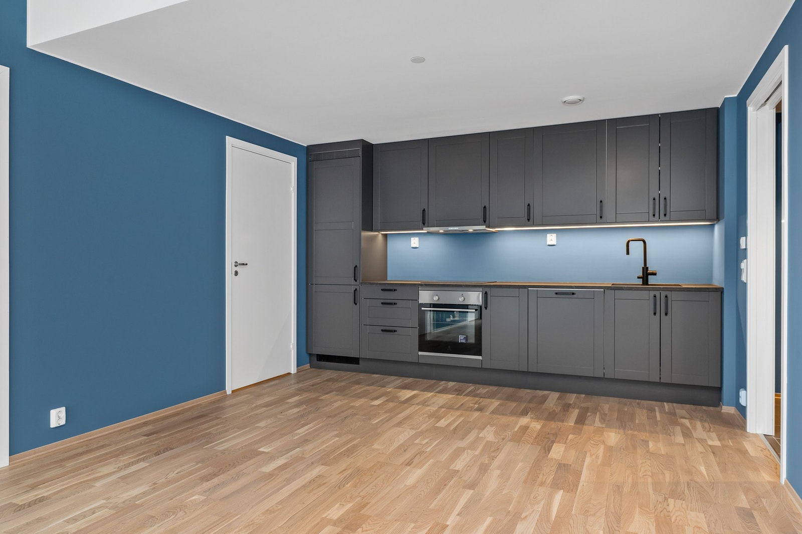 Kjøkkenet er blant annet utstyrt med integrerte hvitevarer som oppvaskmaskin, kjøl/frys, stekeovn og induksjonstopp. Galleribilde