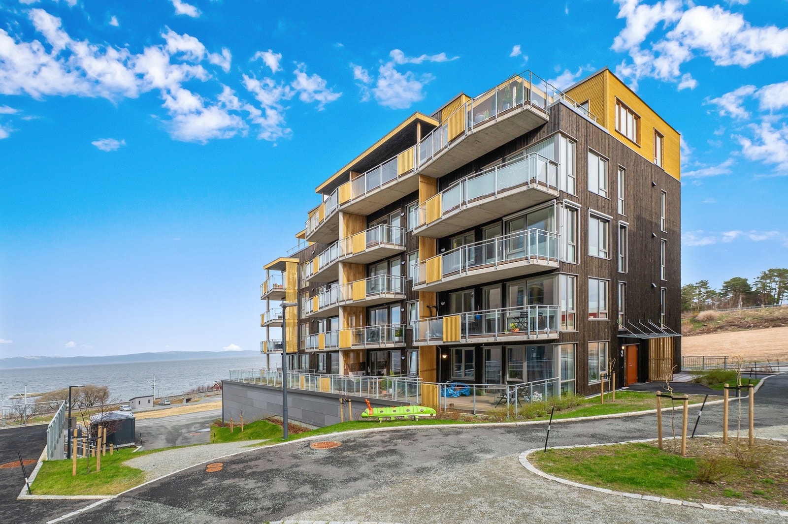 Leiligheten befinner seg på flotte og populære Vikhammerstrand. Galleribilde