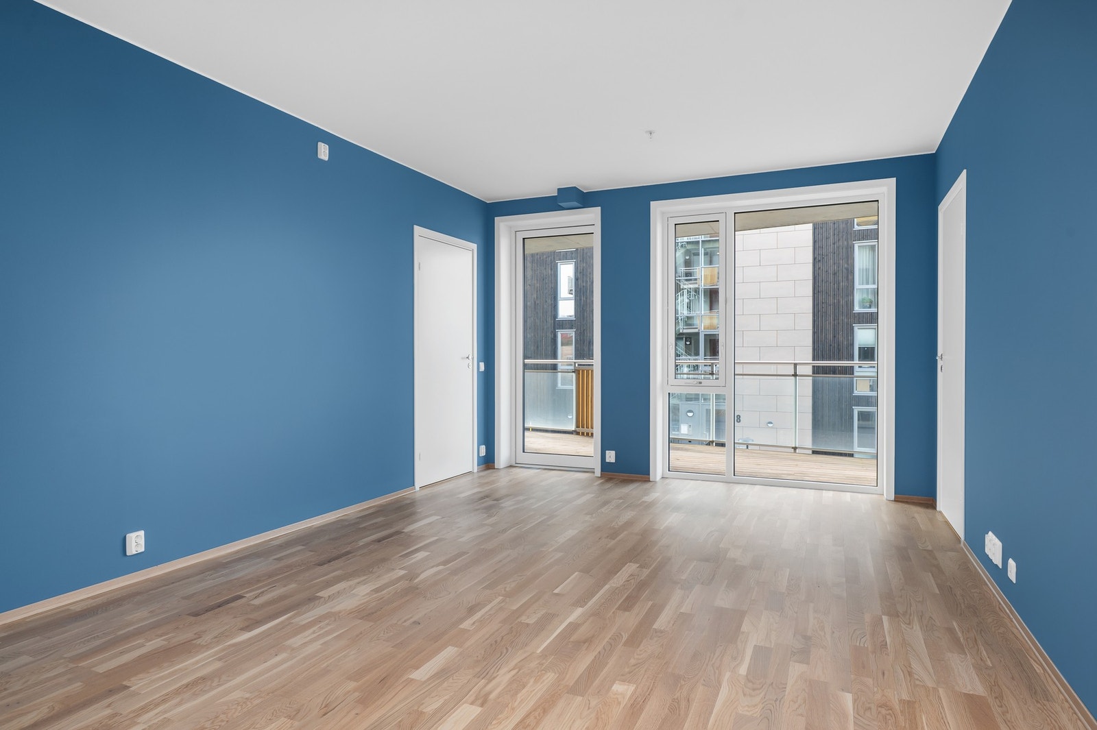 Det er lagt parkett i leiligheten og fjernvarme benyttes som oppvarmingskilde. Galleribilde