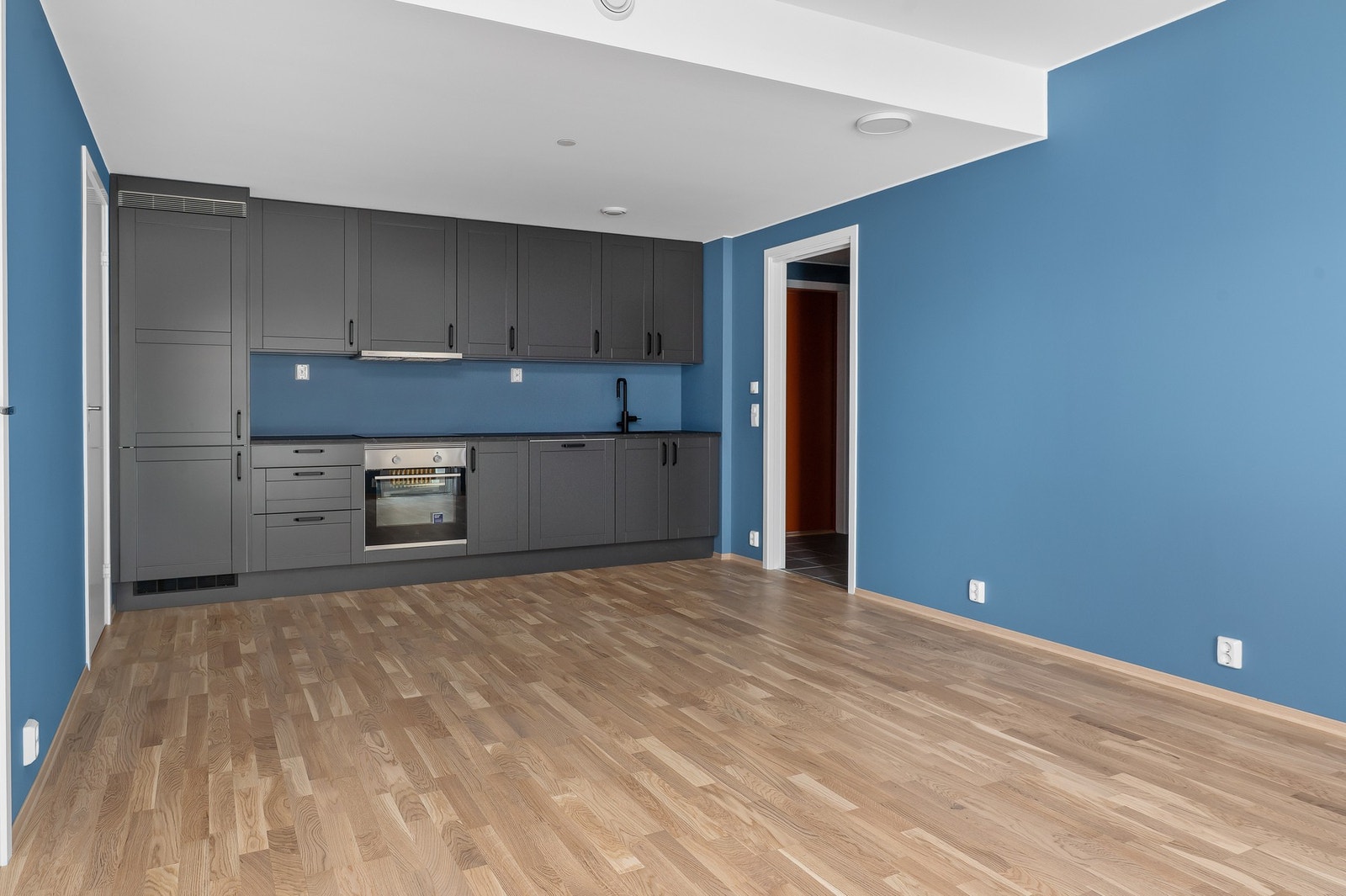 Kjøkkeninnredningen er av glatte fronter i en moderne utførelse samt benkeplate av laminat. Galleribilde