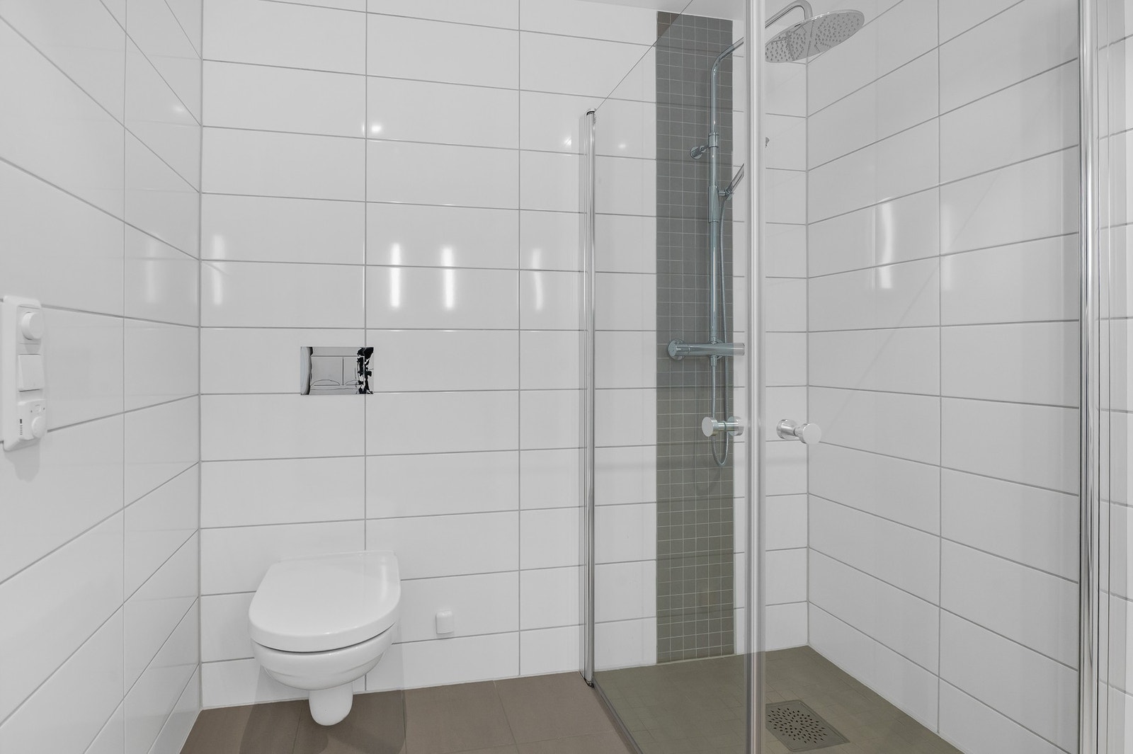 Badet varmes opp ved bruk av varme i gulv. Galleribilde