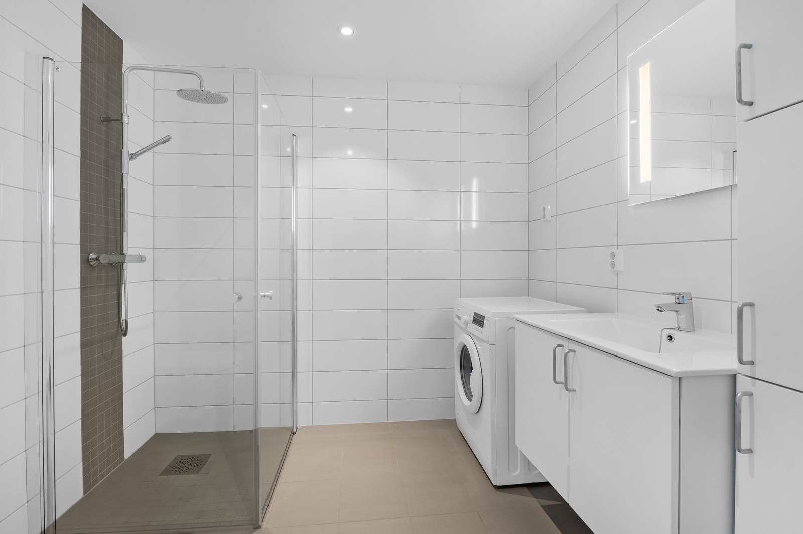 Helfliset og stilrent bad på 6 kvm. Galleribilde