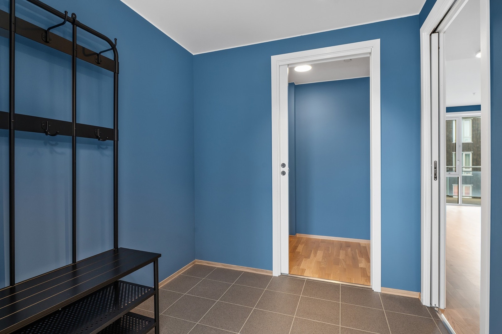 Entreen er på 4,5 kvm og gir deg god plass til jakkeoppheng og skohylle. Galleribilde