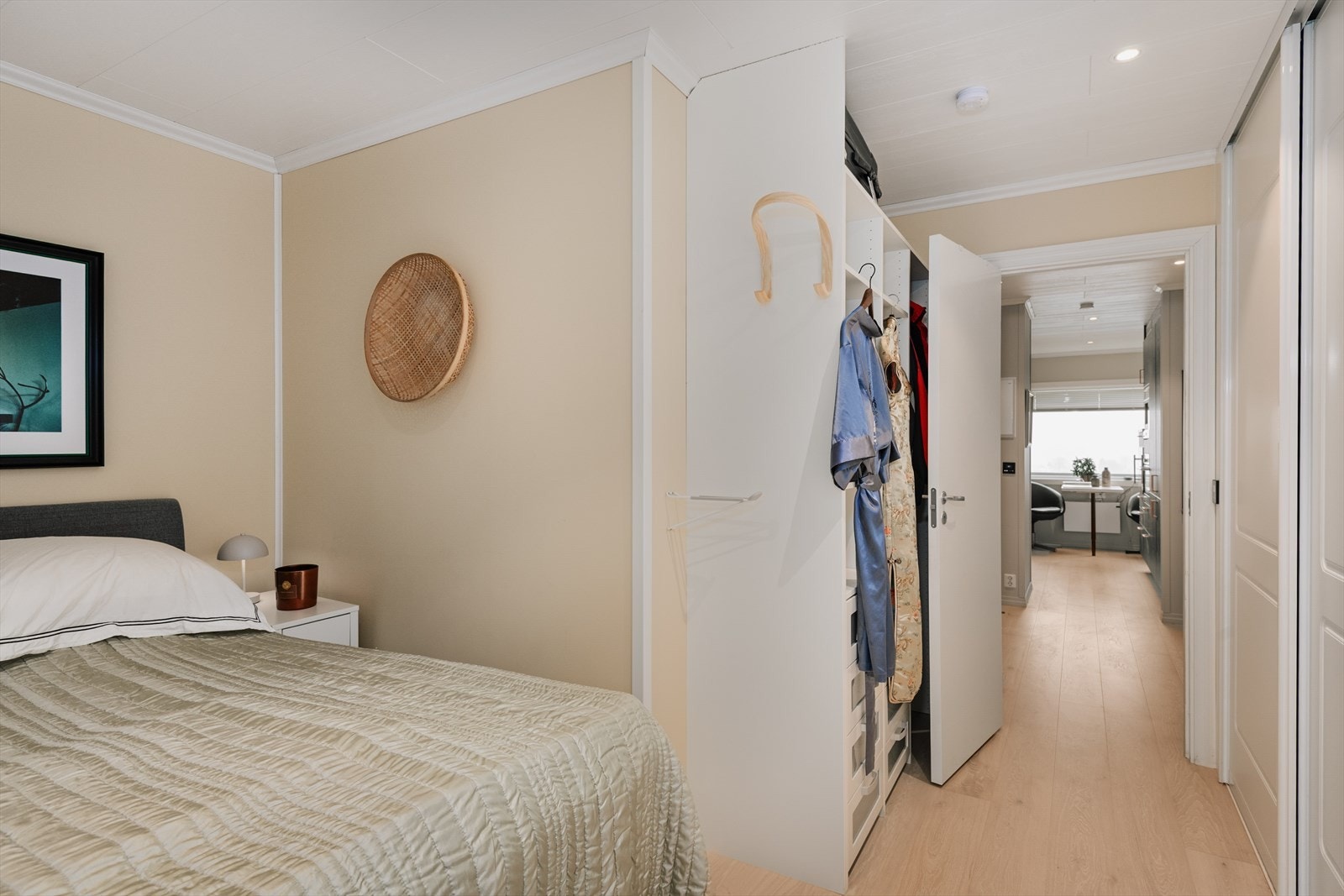 Soverom #1 har god garderobeplass langs hele den ene veggen. Galleribilde