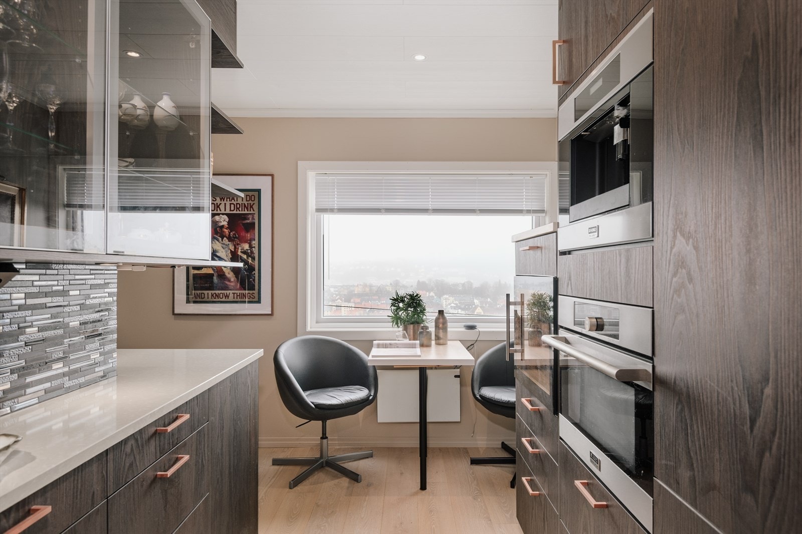 Lekkert Norema kjøkken fra 2017, i sort utførelse med takhøy innredning og integrerte hvitevarer og vinskap. Galleribilde