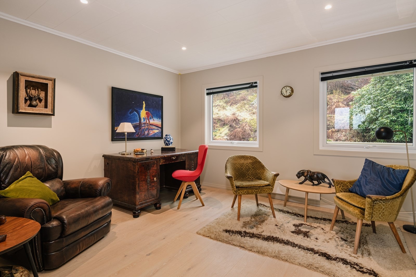 Soverom #2 er meget romslig og var opprinnelig 2 soverom. Det benyttes i dag som kontor og tv stue. Galleribilde