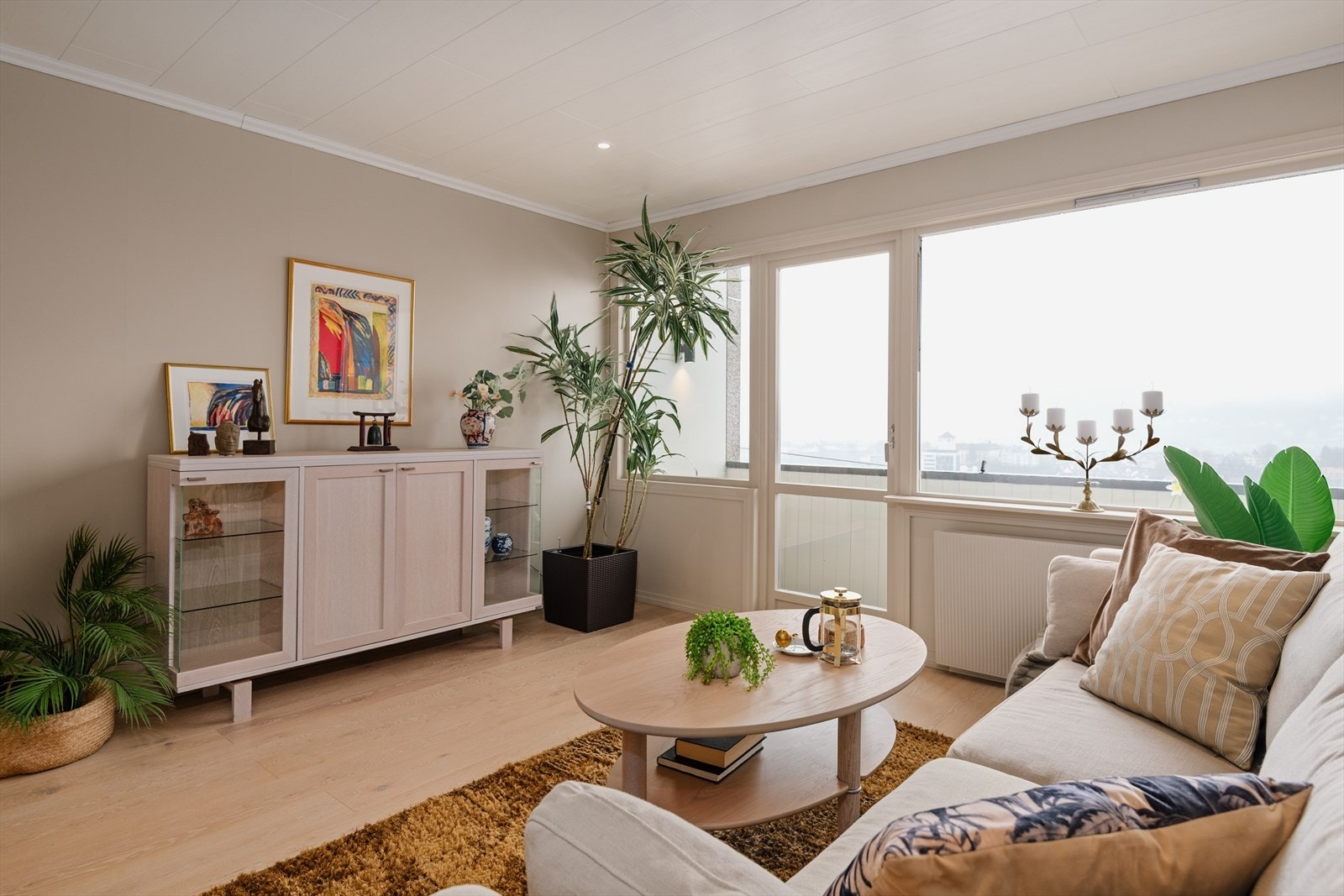 Romslig stue med nydelig utsikt. Galleribilde