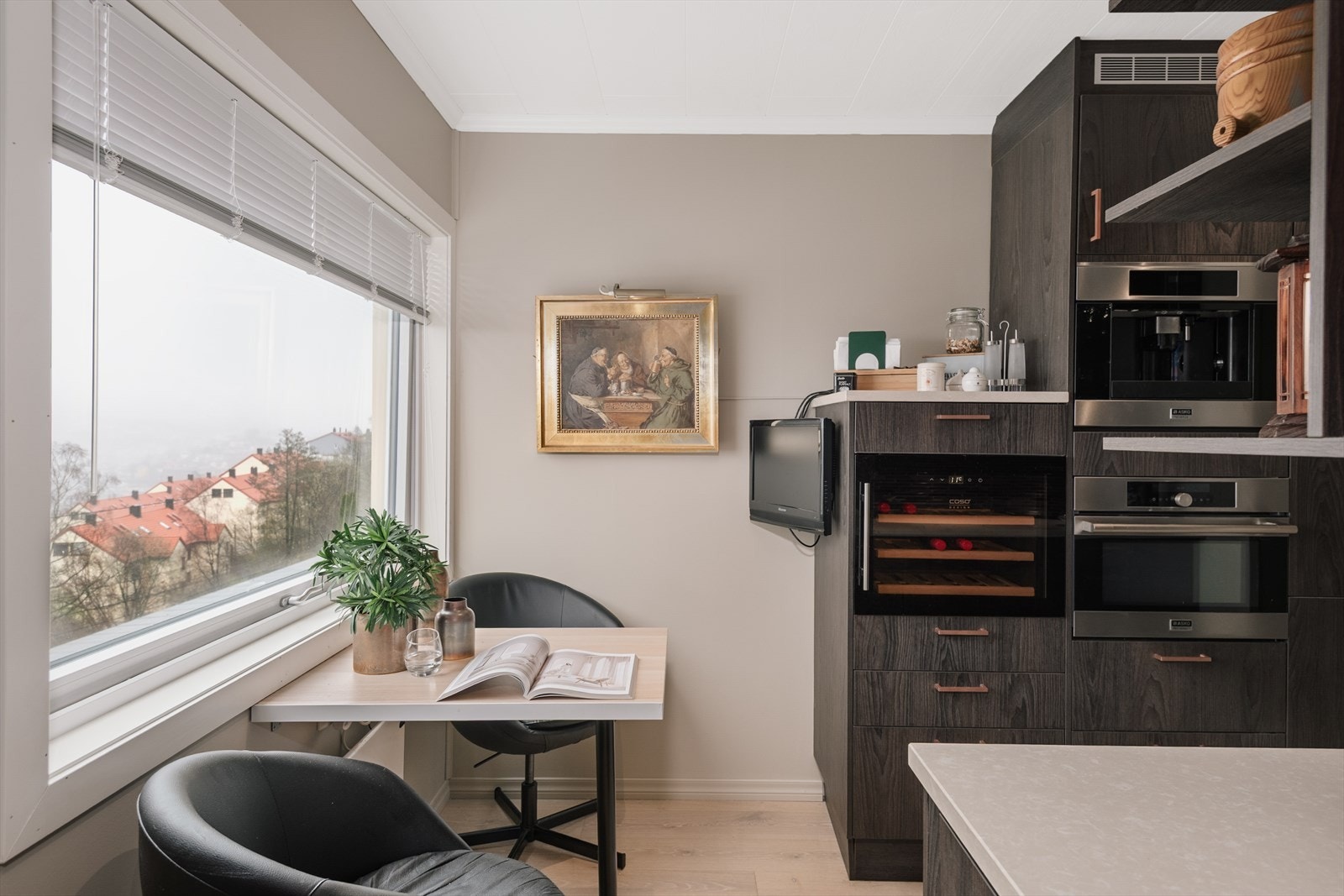 Hyggelig spiseplass på kjøkkenet med flott utsikt. Galleribilde