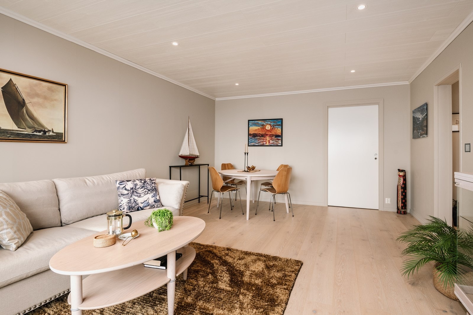 Spotter i taket og lune tidsriktige farger på overflater gir en god atmosfære. Galleribilde