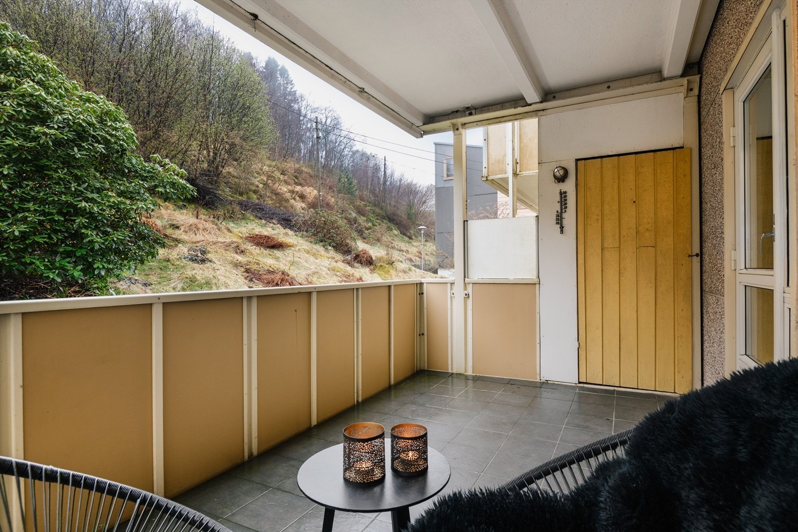 Balkong utenfor soverom #1. Takoverbygg oo omringet av naturskjønne omgivelser. Galleribilde