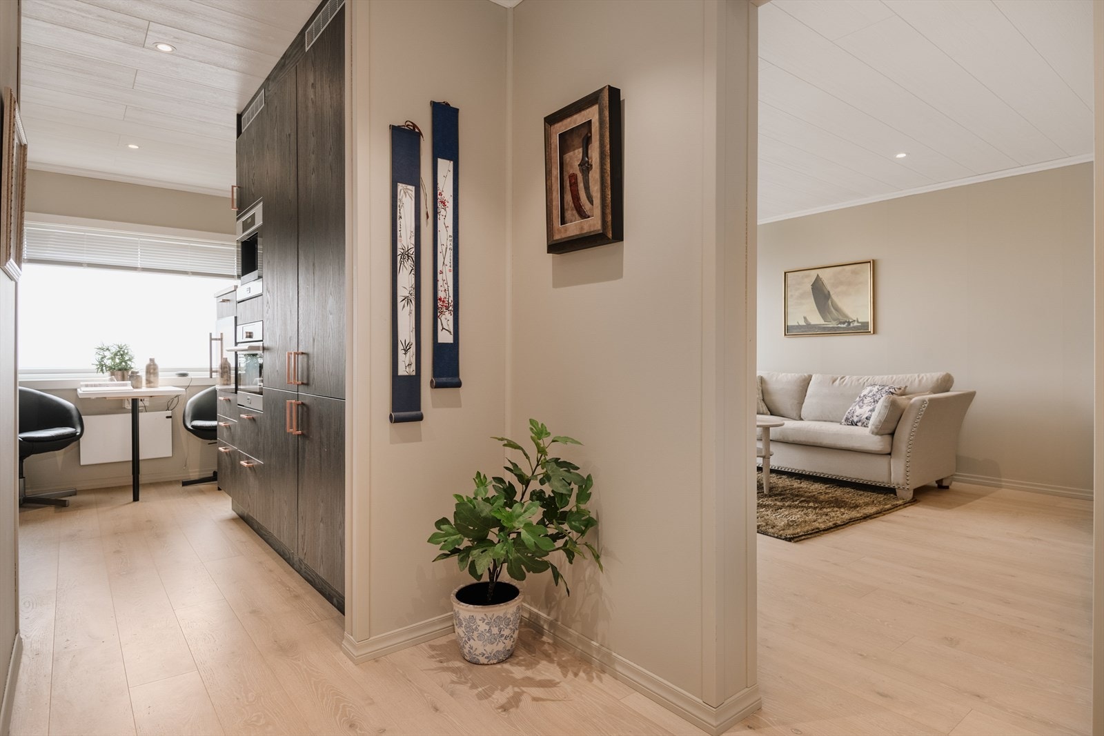 kjøkkenet ligger skjermet fra stuen, men med kort vei spisebordet når man skal servere. Galleribilde