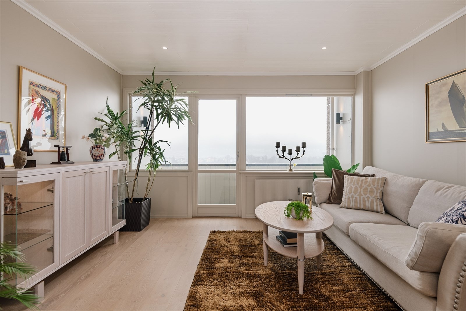 Veggene i stue og soverommene er nymalt 2025. Delikate og tidsriktige farger. Galleribilde