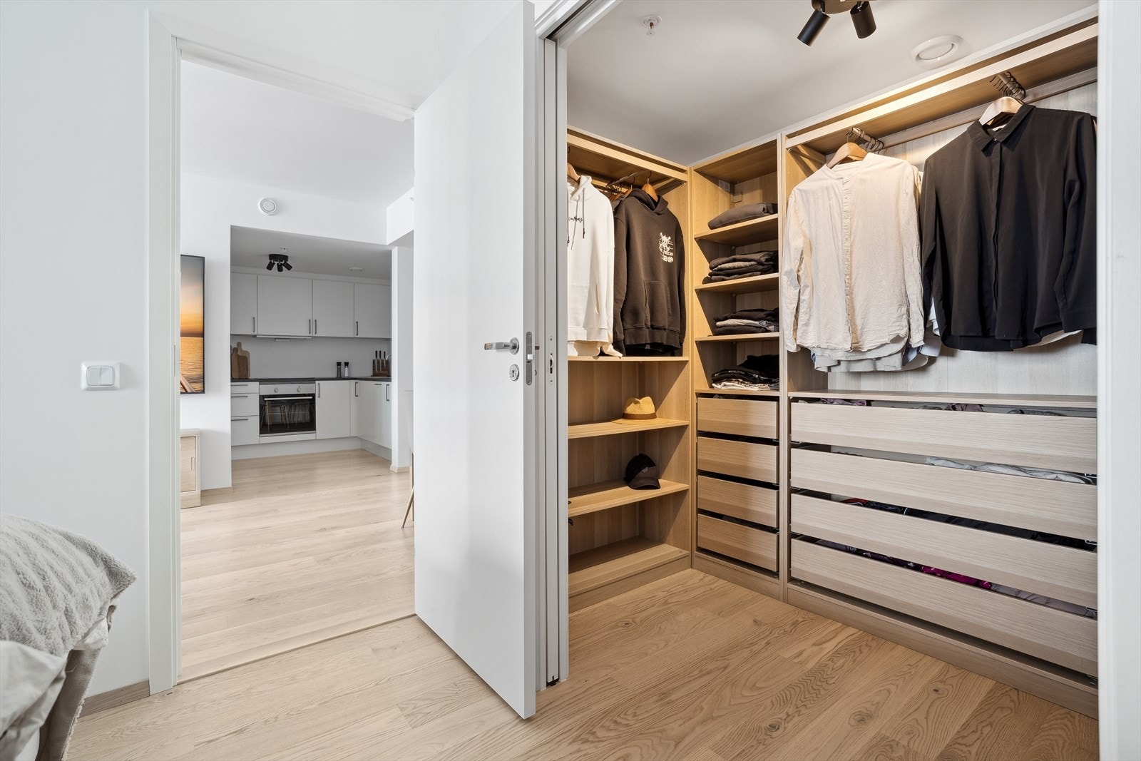 Fra soverommet på 10,5 kvm har men eget praktisk garderobe rom på 3,5 kvm. Galleribilde