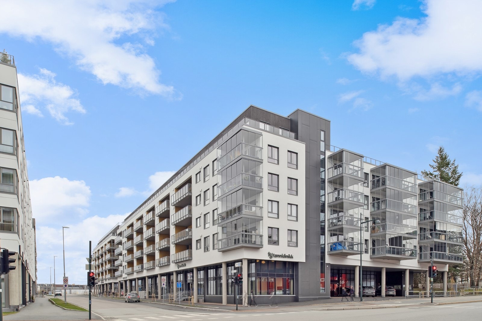 Sirkus Shopping kun et steinkast unne boligen og City Lade like ved. Velkommen til visning! Galleribilde