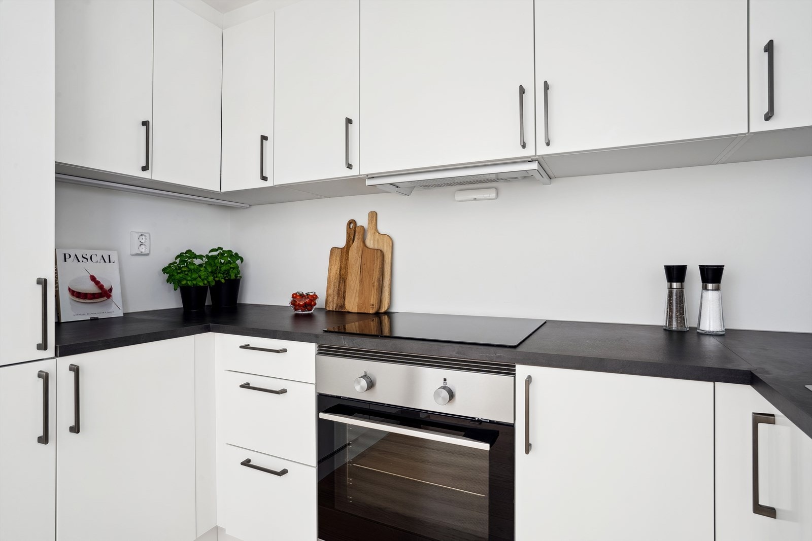 Det har påkostet integrerte hvitevarer som stekeovn, platetopp, oppvaskmaskin, kombi frys- og kjøleskap, samt ventilator. Kjøkkenet har fått, tilstandsgrad 0 ifølge takstmann. Galleribilde