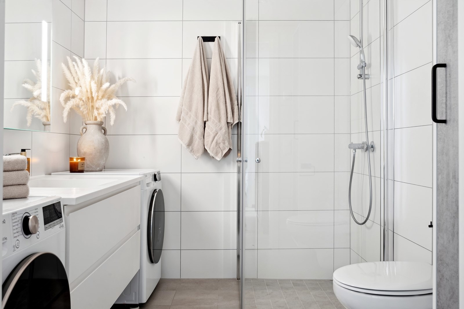 Badet inneholder dusjvegger av glass, innredning med servant og opplegg for vaskemaskin. Badet har fått tilstandsgrad 0, i følge takstmann. Galleribilde