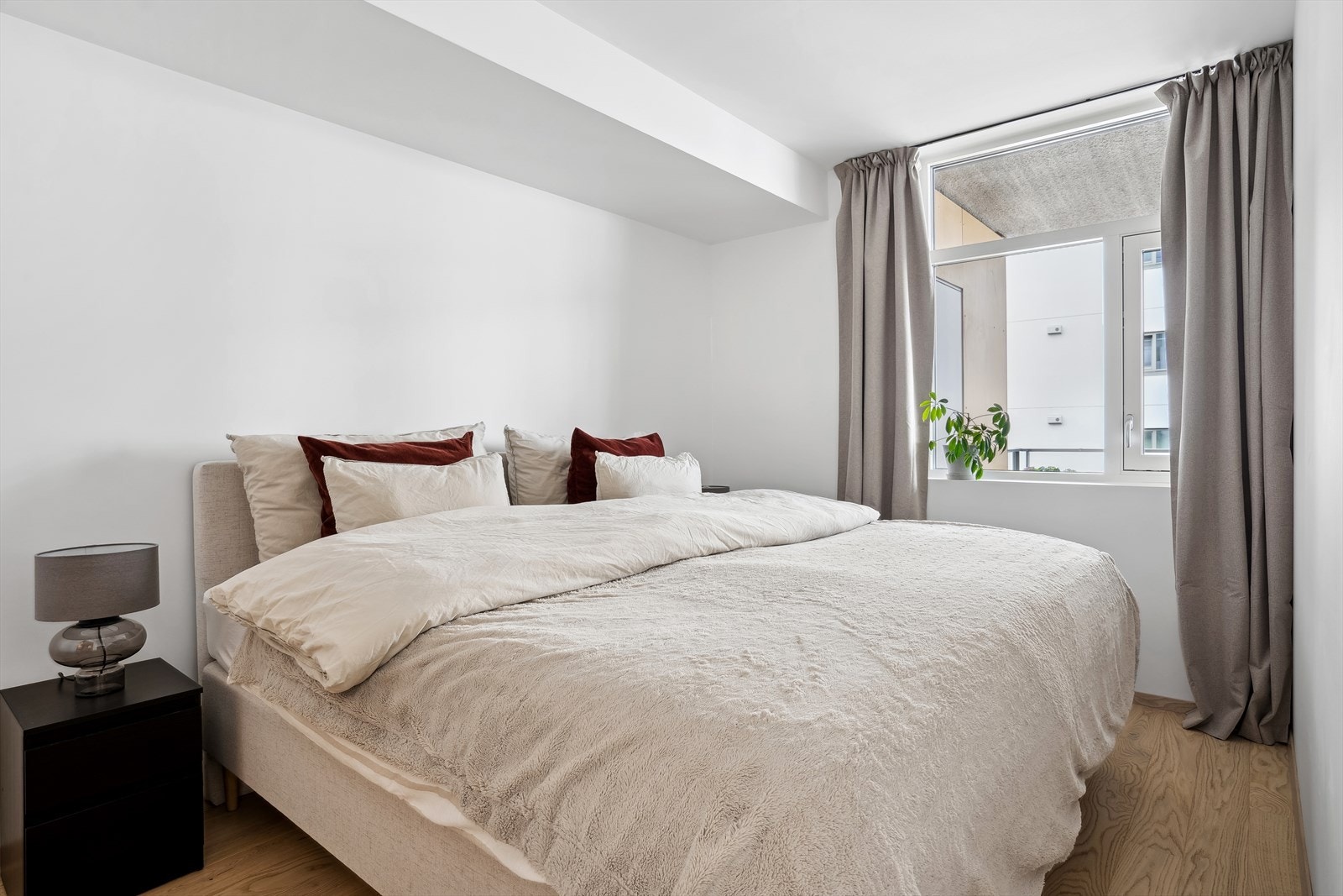 Boligen inneholder 3 soverom, alle rommene får plass til seng, garderobeskap. Her fra soverommet på 10,5 kvm. Galleribilde