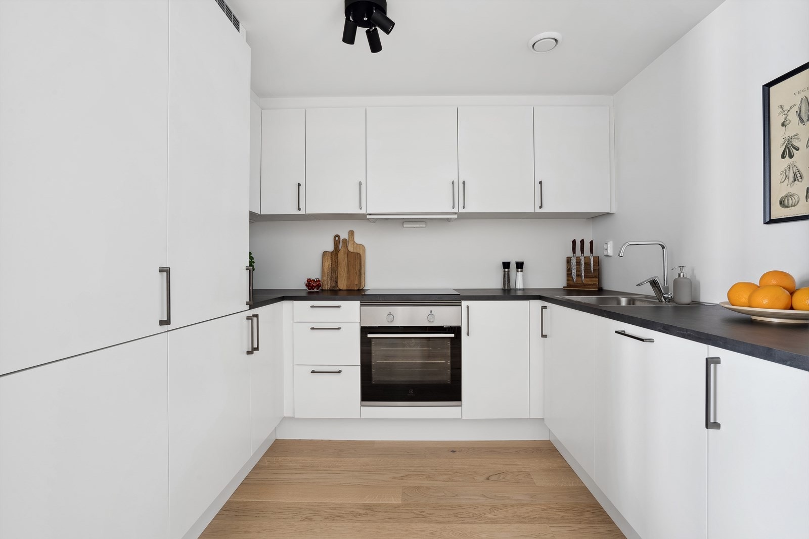 Kjøkkenet er som resten av leiligheten nytt fra 2024. Kjøkkenet er velutstyrt og er levert av HTH. Galleribilde