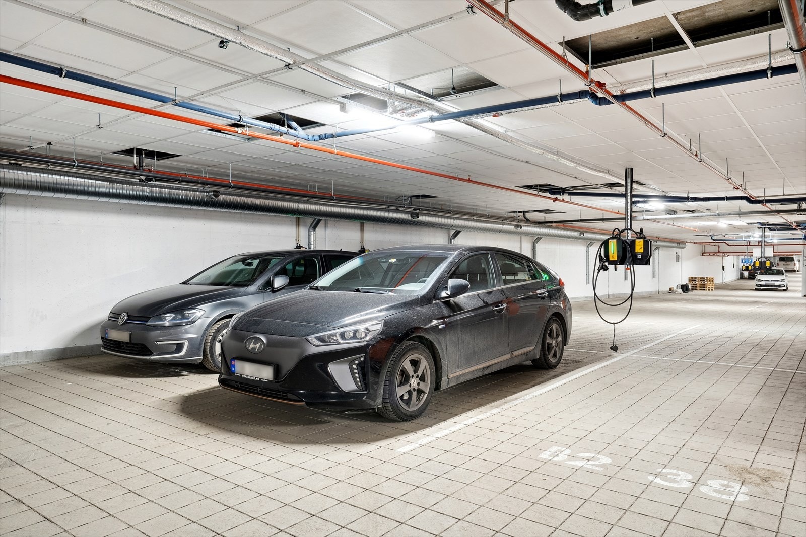 Med leiligheten følger fast plass i oppvarmet parkeringskjeller. Her han man mulighet for el-bil lading. Galleribilde