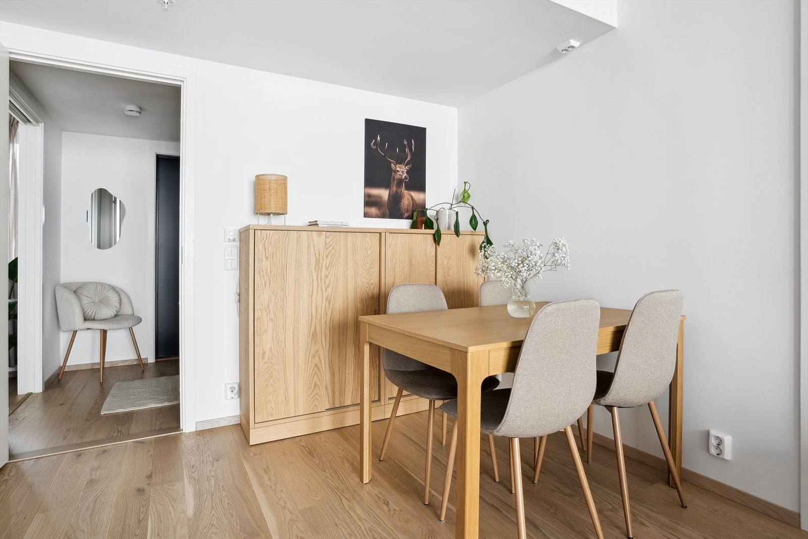 Spisebordet finner sin naturlige plass mellom stuen og kjøkkenet, hvor man får plass til 4-8 personer. Galleribilde