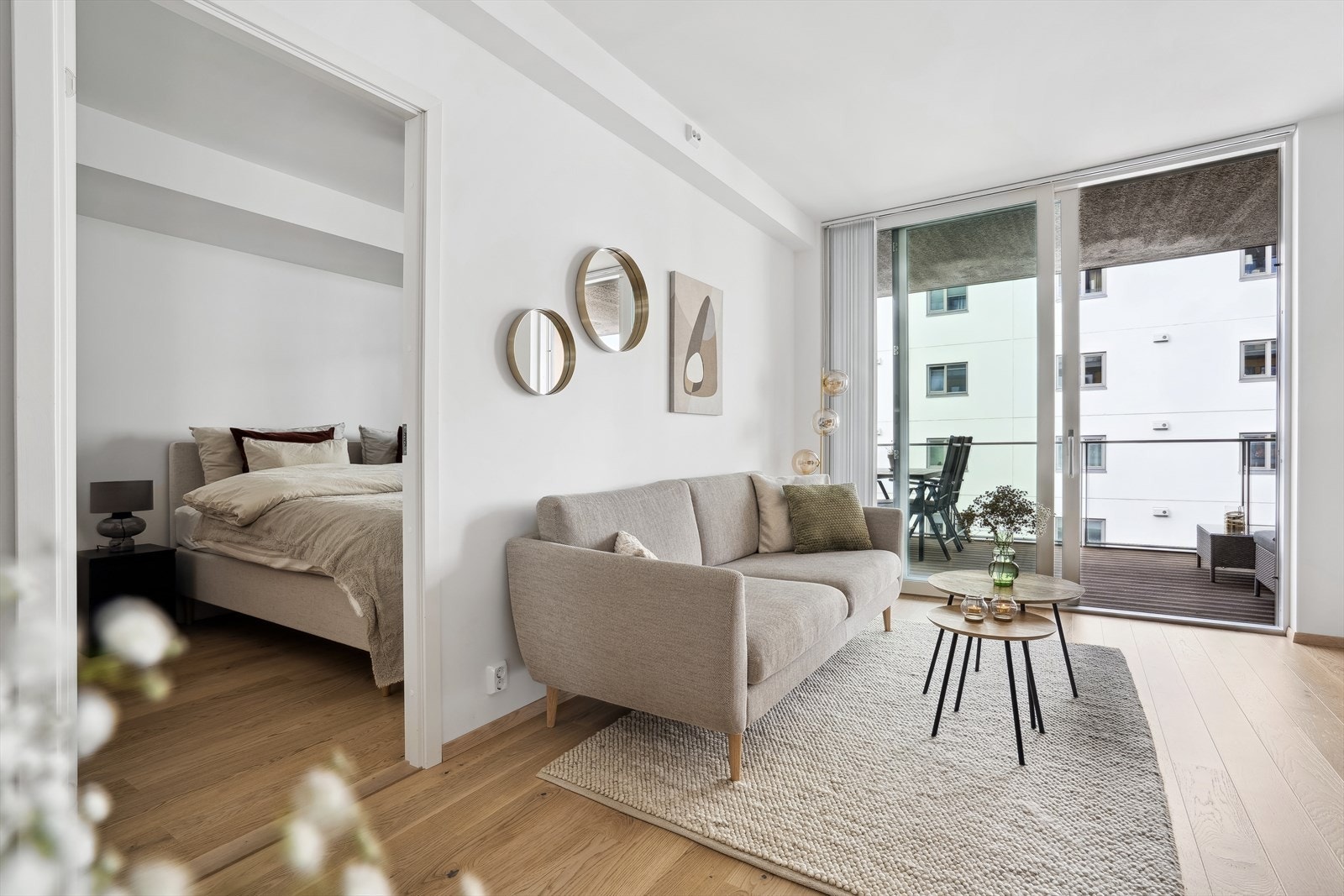 Med utgang fra stuen, har man en stor balkong på 14 kvm. Her sitter man forholdsvis usjenert, da boligen ligger i en blindgate. Galleribilde