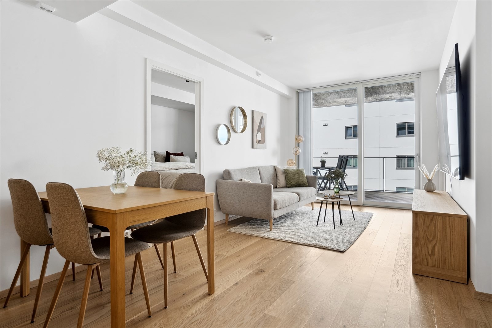 Velkommen til Peder Falcks veg 7. En lekker selveierleilighet med 3 soverom og romslig stue/kjøkkenløsning fra 2024 i 3.etasje. Galleribilde