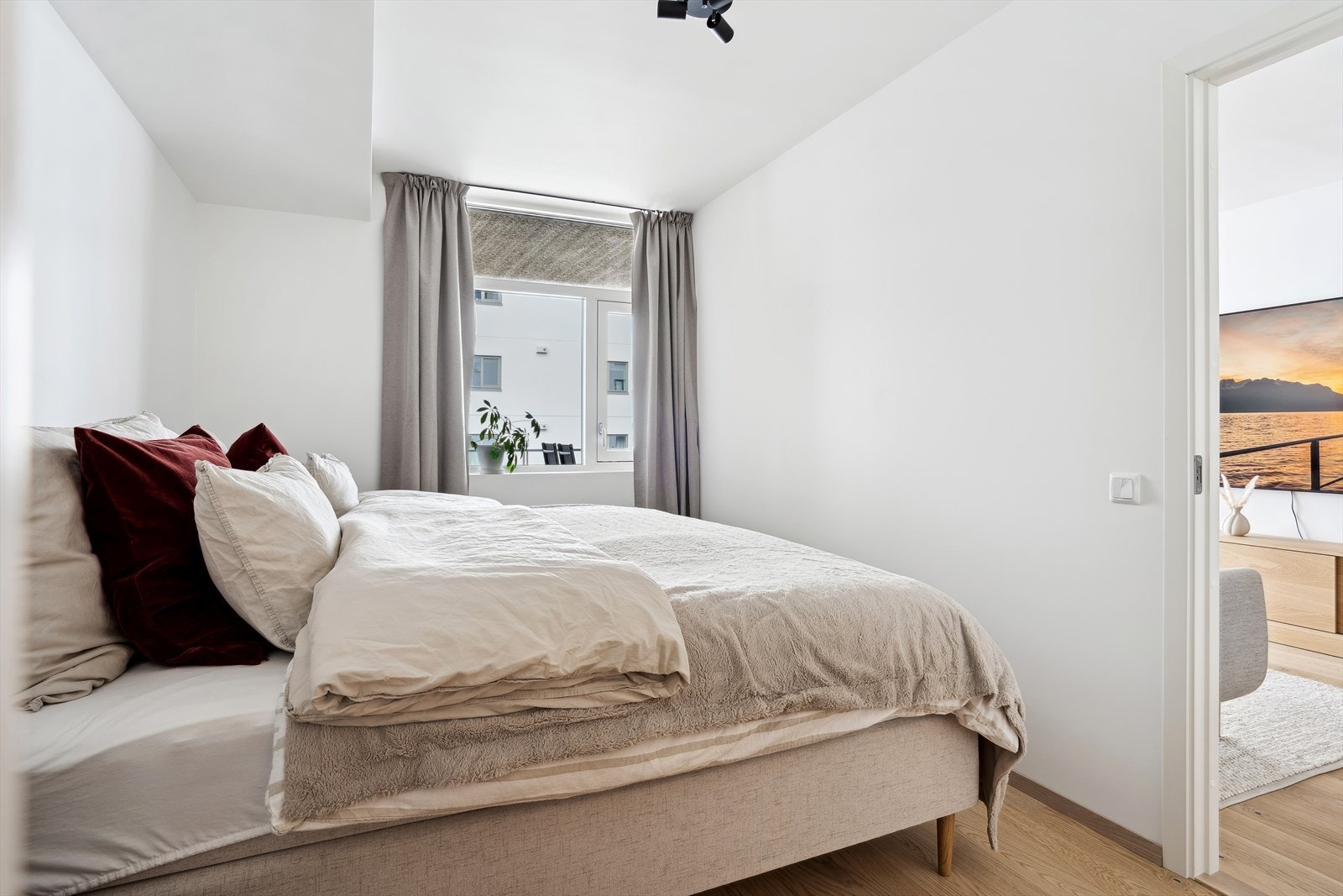 God plass til stor dobbeltseng. Felles for alle soverommene, er at de vender ut mot et rolig område som gir et godt sovemiljø. Galleribilde