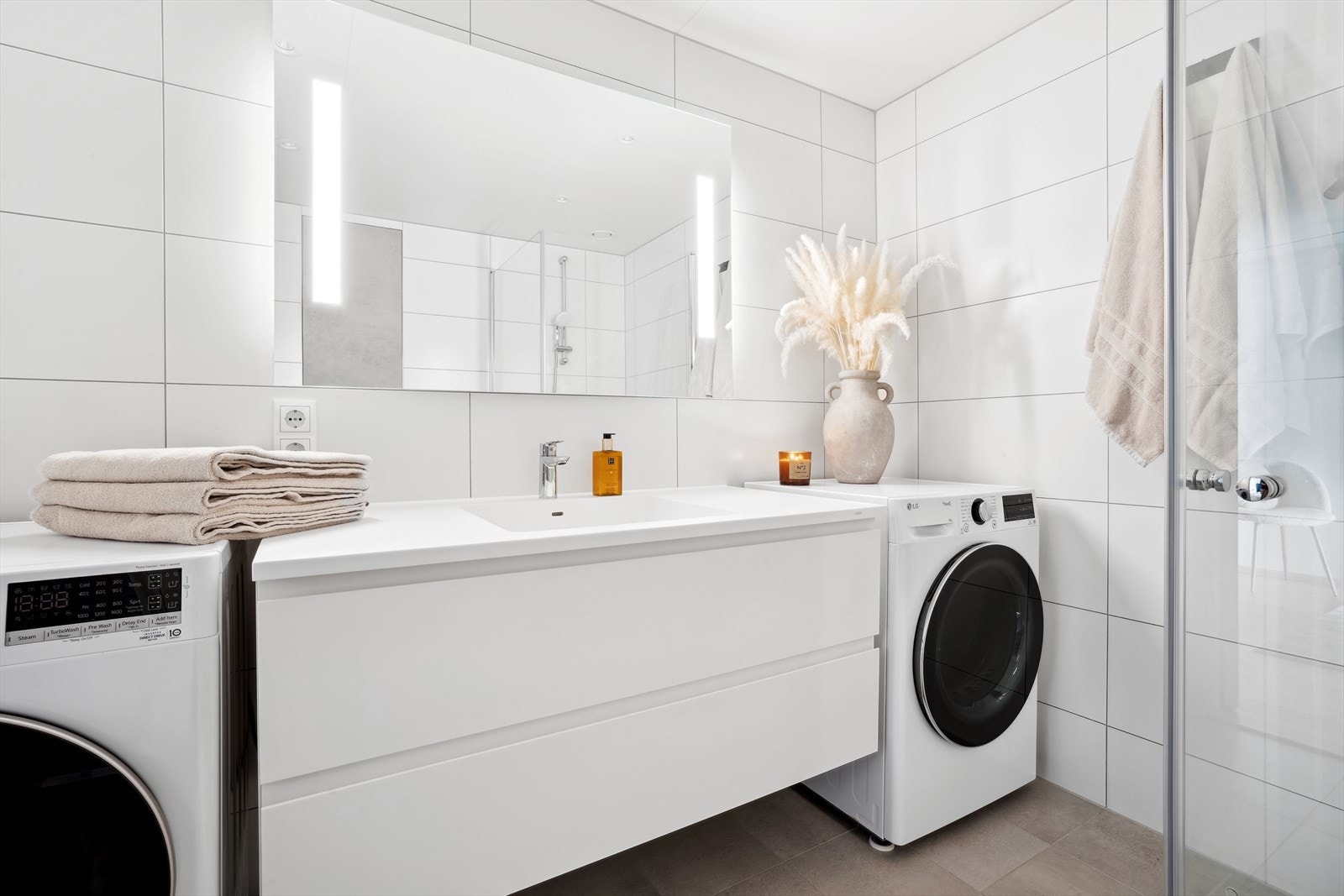 Badet ligger med inngang fra entréen, og er på 5,5 kvm. Det har har flis på gulv med varmekabler, flis på vegger og malt slett himling med downlights. Galleribilde