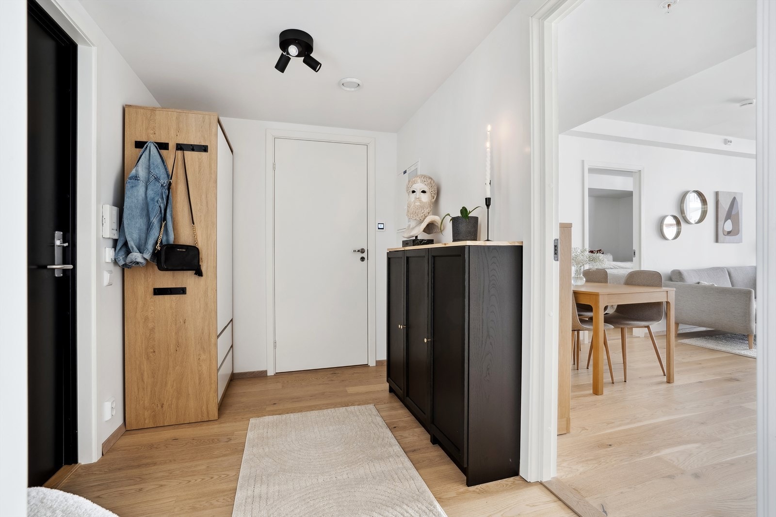 Man tar heisen opp til 3. etasje og kommer inn i en entré/gang på 5,5 kvm, som gir muligheter for oppbevaring av yttertøy og sko. Man blir møtt med 1-stavs eikeparkett gulv, samt behagelige downlights i tak. Galleribilde