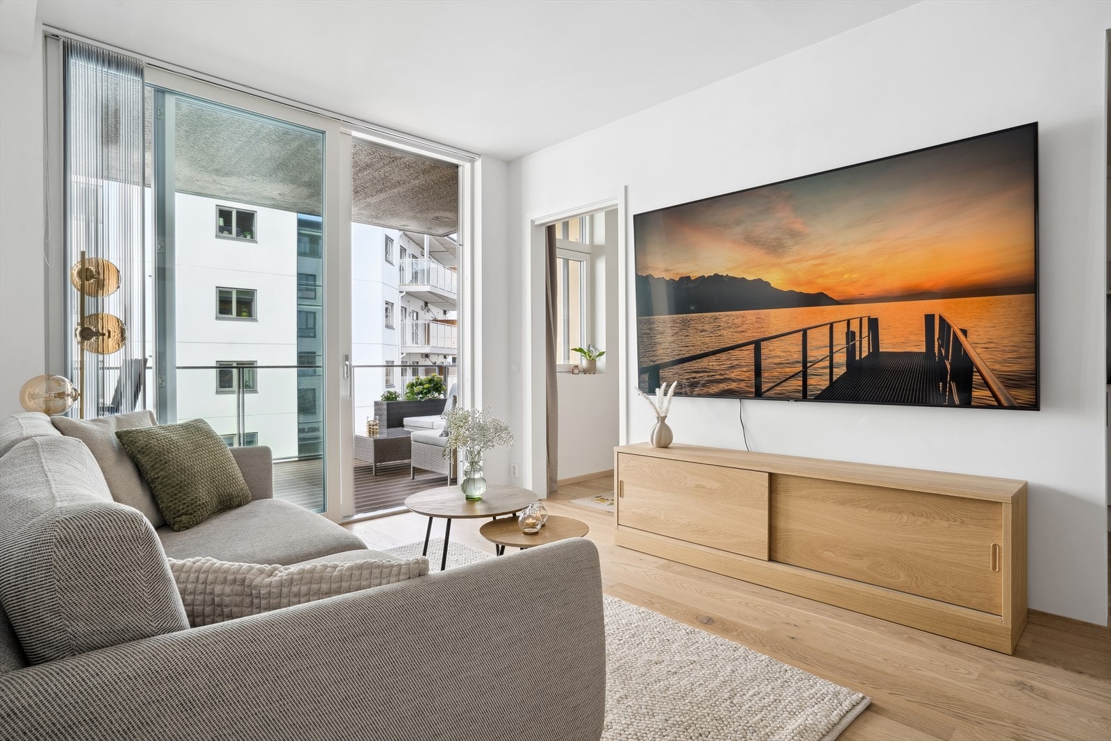 Stuen nyter god naturlig belysning fra store vindu. 3-lags vindusglass som isolerer godt både for kulde og støy. Galleribilde