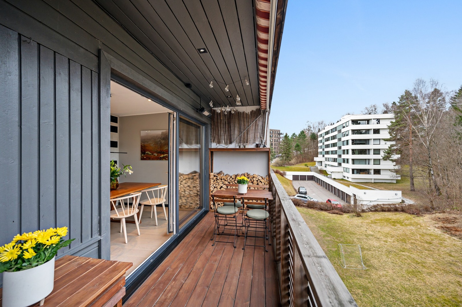 Utgang fra stue/kjøkken til vest-vendt balkong. Galleribilde