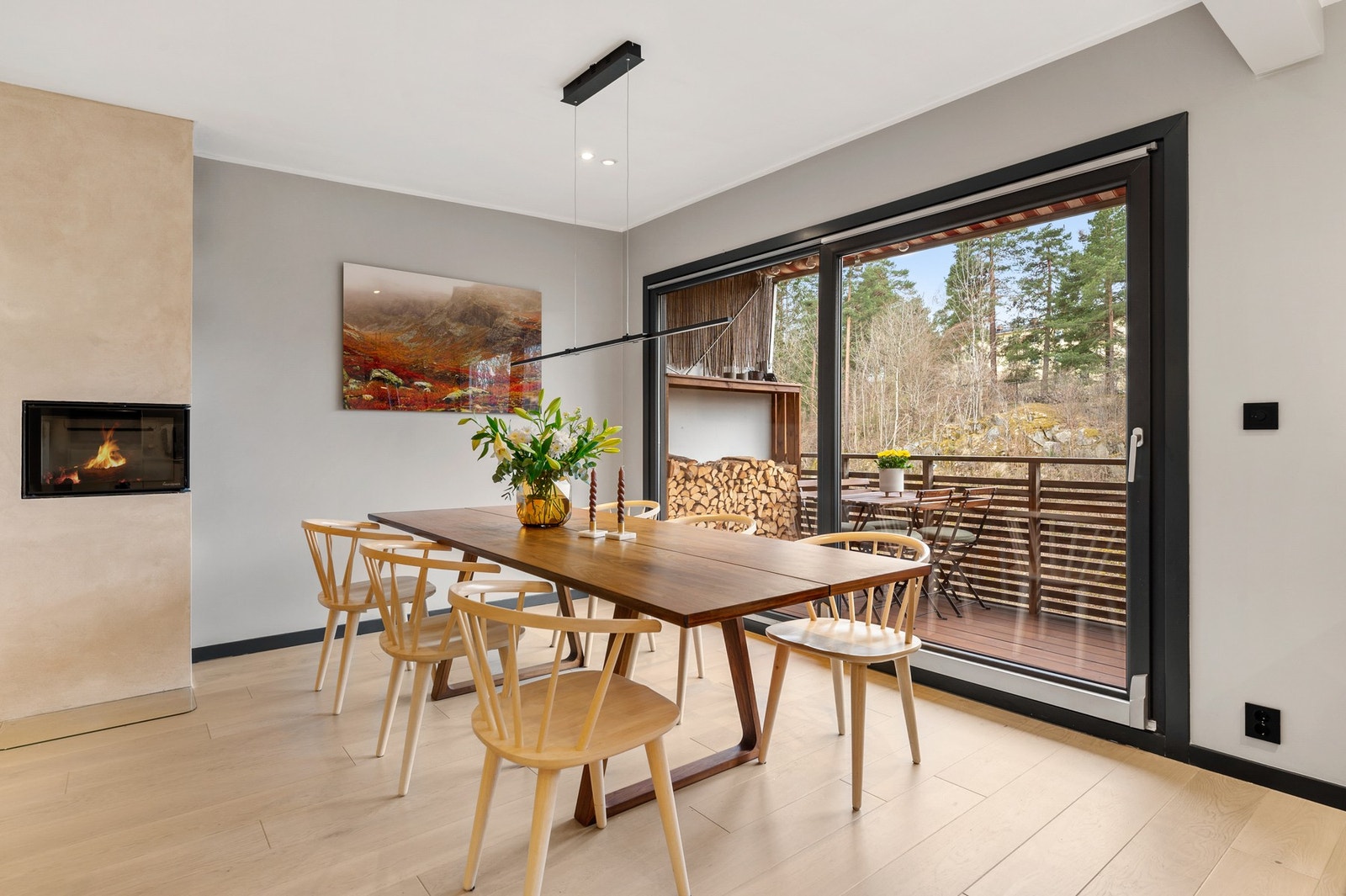 Stuen har god plass til ønsket spisebord innredning. Galleribilde