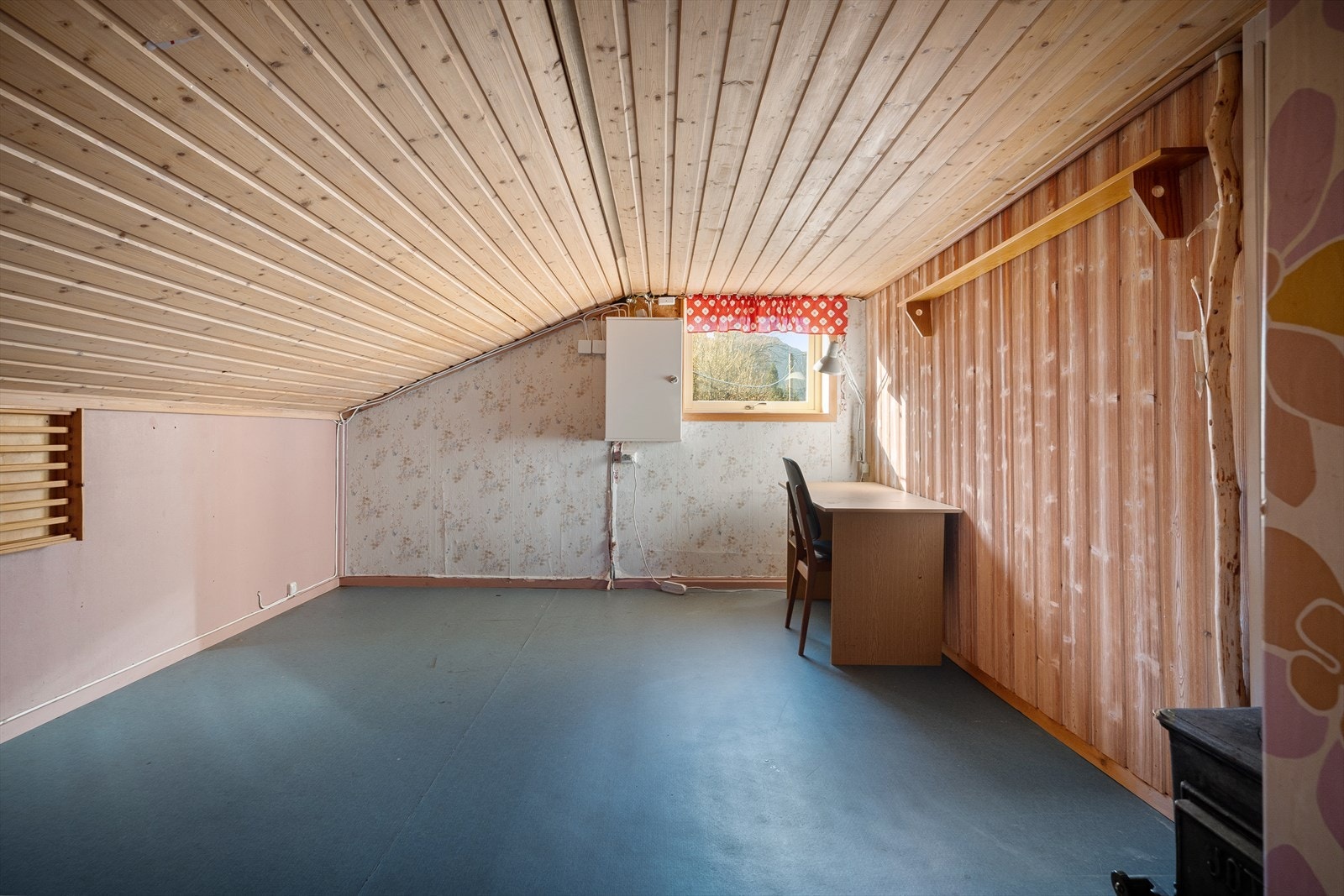 Dette rommet ligger på innsiden av det første rommet (merk: lav takhøyde) Galleribilde