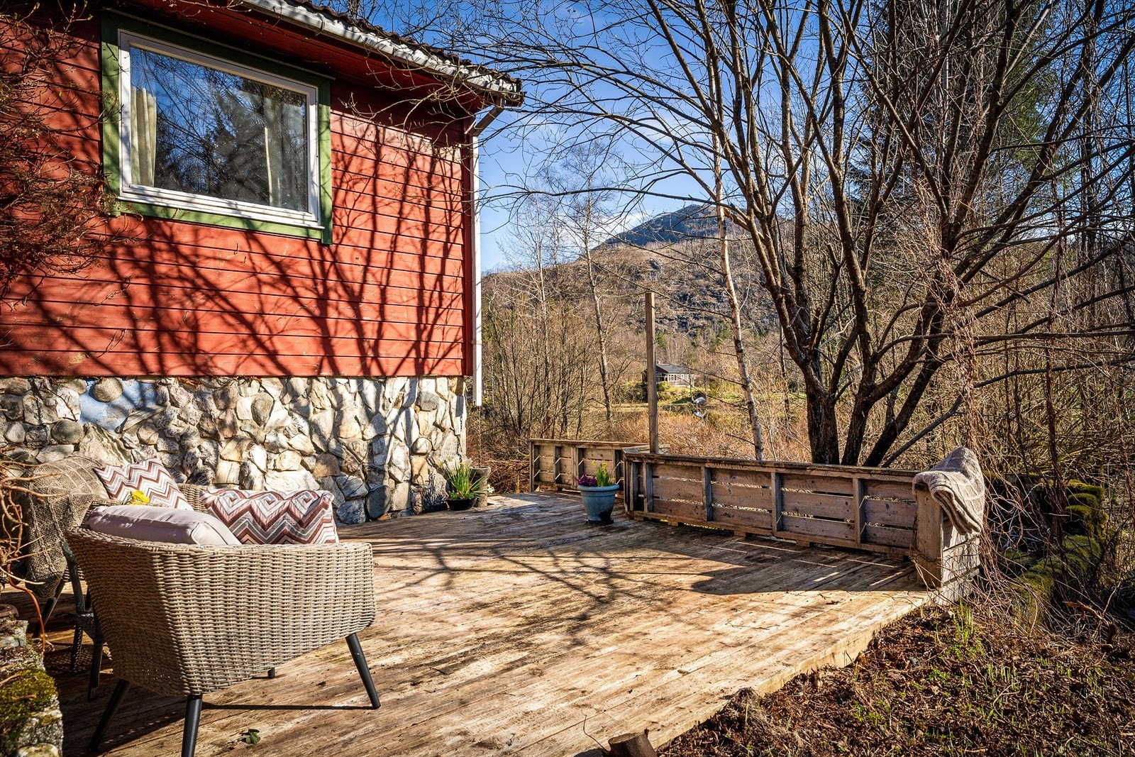 Fin og lun terrasse på sørsiden Galleribilde