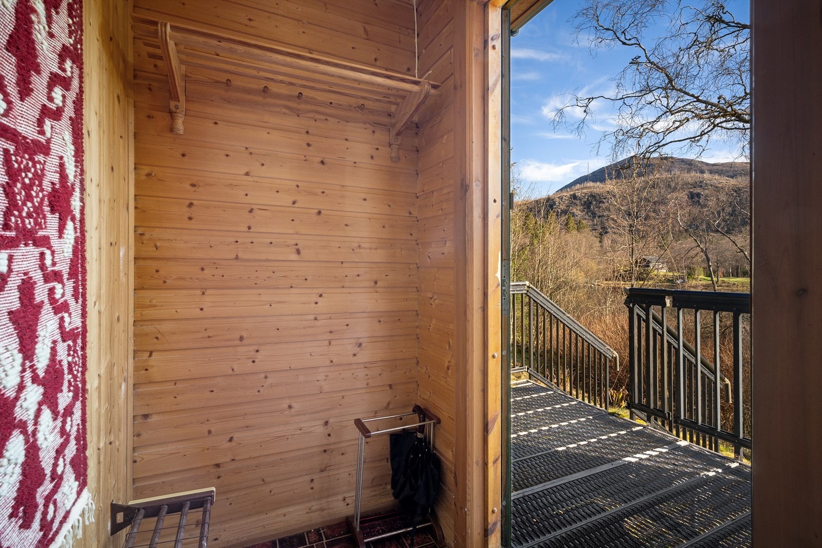 I entreen er det plass til å henge fra seg Galleribilde
