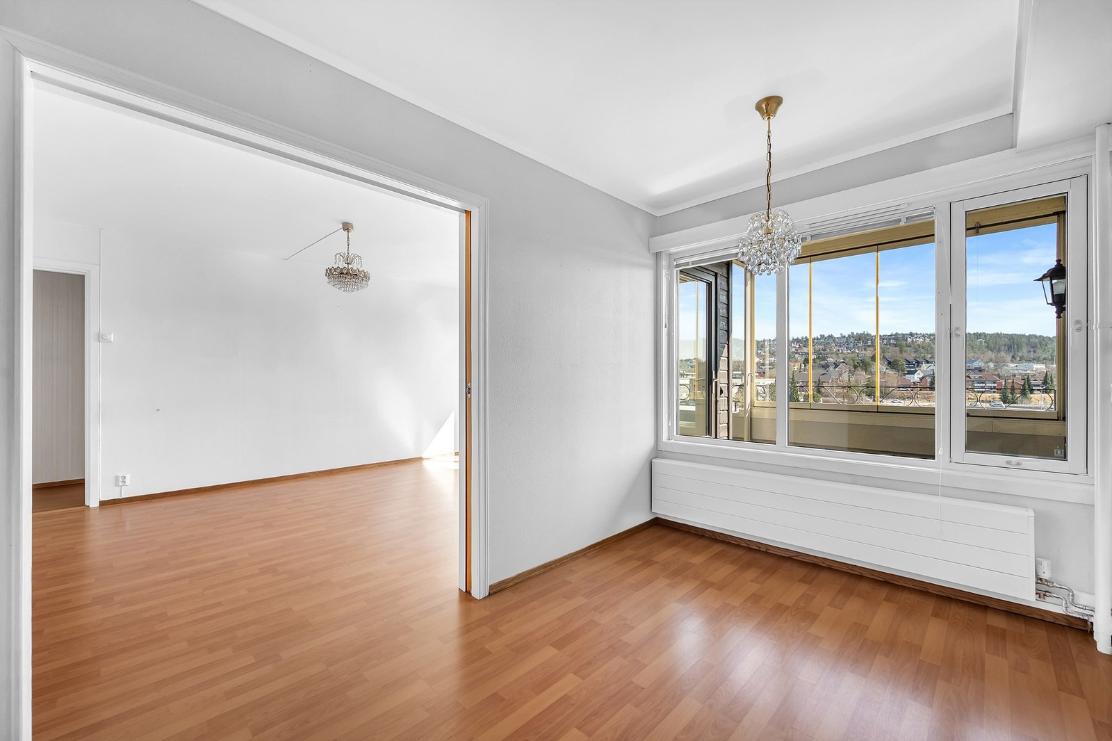 Kjøkkenet er holdt i en praktisk, delvis åpen løsning, noe som gir en fin sone for matlagingen. Det er muligheter for å lukke kjøkkenet med en skyvedør. Galleribilde